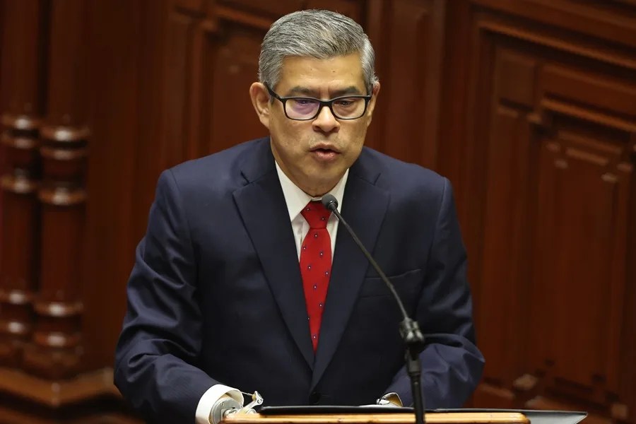 Gobierno de Perú "cumplirá sus compromisos" aunque no pueda legislar, dice primer ministro
