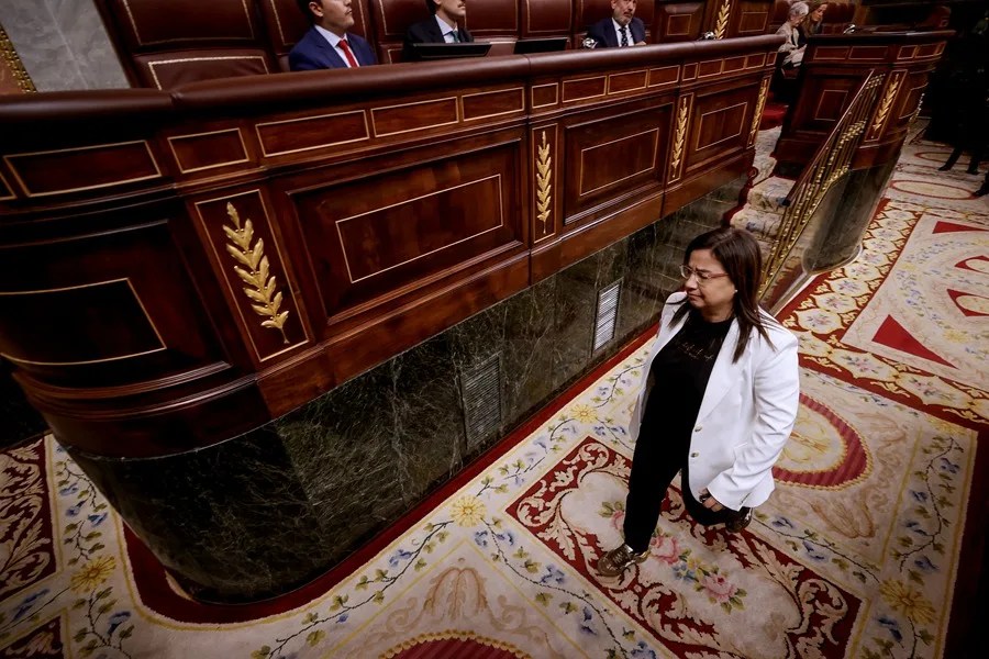 La diputada del PP, Ana Belén Vázquez abandona el hemiciclo tras ser expulsada por haber enseñado un bote de gas pimienta en su interpelación al ministro del Interior, Fernando Grande-Marlaska, en la sesión de control al Gobierno celebrada este miércoles en el Congreso