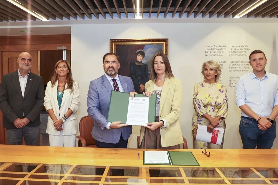 El portavoz do Grupo Popular en el Parlamento Gallego, Alberto Pazos (i) y la viceportavoz primera del Grupo Socialista, Lara Méndez (d) tras la firma del acuerdo sobre la actualización del Plan General de Normalización de la Lengua Gallega