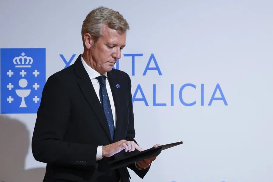El presidente de la Xunta, Alfonso Rueda, durante la rueda de prensa tras la reunión del consello de la Xunta, hoy lunes en Santiago de Compostela.