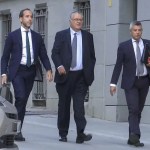El expresidente de Plus Ultra, Julio Martínez Sola (c), este lunes.-