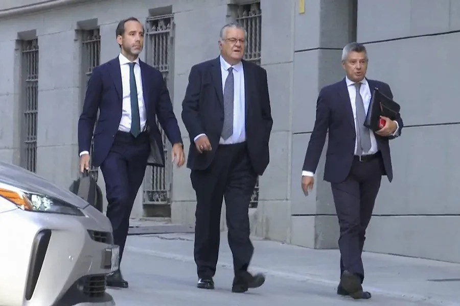 El expresidente de Plus Ultra, Julio Martínez Sola (c), este lunes.-