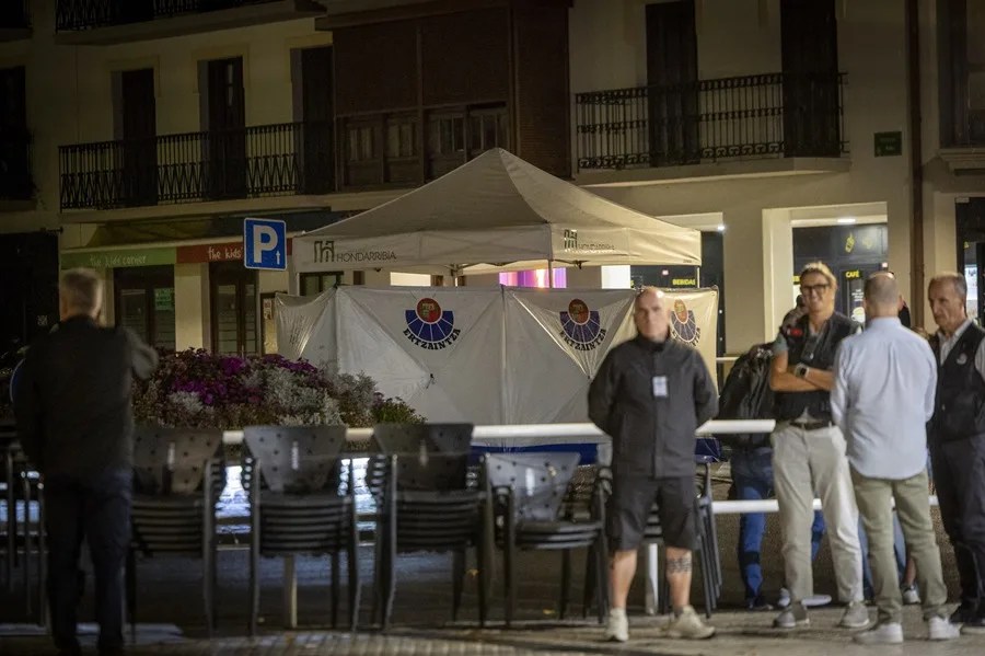 Un varón de 46 años ha fallecido este lunes en Hondarribia (Gipuzkoa) al recibir un disparo de un agente de la Policía Local en el momento en el que intentaba agredir con un arma blanca a una agente de la Ertzaintza, ha informado el Departamento vasco de Seguridad. Los hechos han sucedido esta tarde, cuando un hombre ha amenazado con un arma blanca a algunas personas que se encontraban en un establecimiento hostelero de esta localidad guipuzcoana.