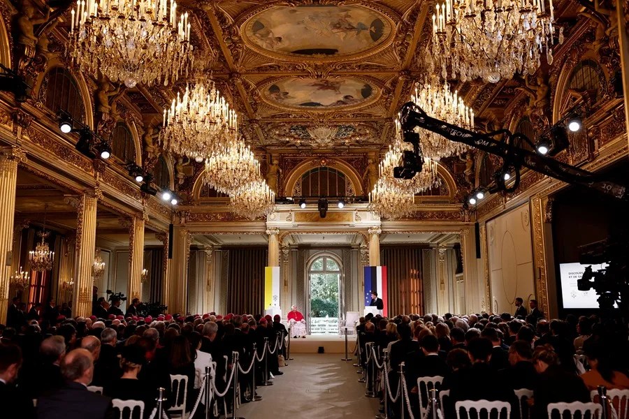 El presidente francés, Emmanuel Macron, pronuncia un discurso junto al papa León XIV durante un encuentro con autoridades, miembros de la sociedad civil y el cuerpo diplomático en el Palacio del Elíseo en París, 