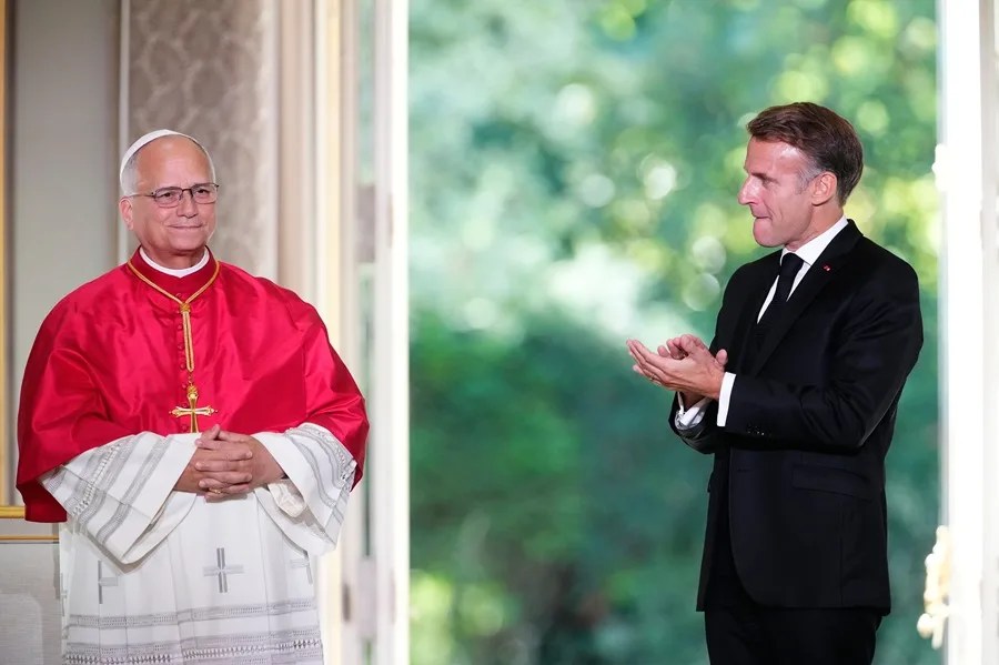 El Papa León XIV (izq.) y el Presidente francés Emmanuel Macron asisten a una declaración conjunta en el Palacio del Elíseo en París