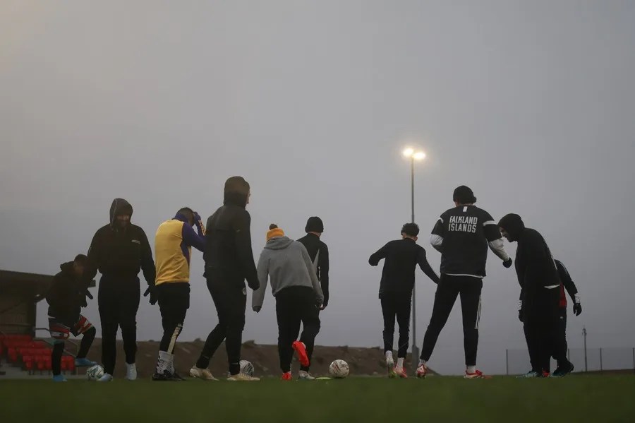 Fútbol en las Malvinas: un seleccionado amateur entre remotas islas, militares y Argentina