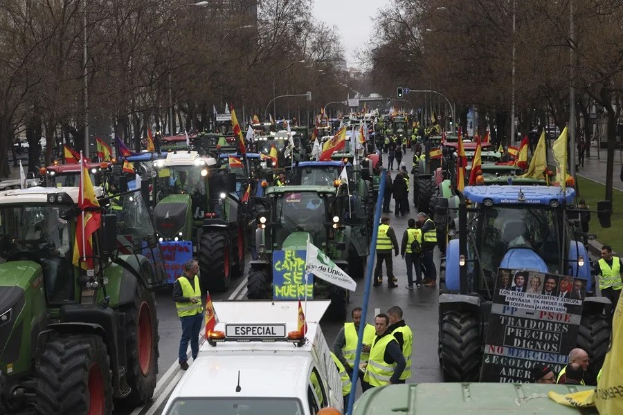 Una marcha de cientos de tractores y agricultores, en Madrid.