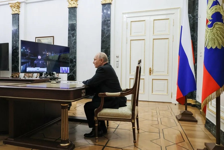 El presidente ruso, Vladímir Putin, asiste por videoconferencia desde el Kremlin en Moscú (Rusia) a la puesta en marcha del oleoducto principal del proyecto Vostok Oil de Rosneft
