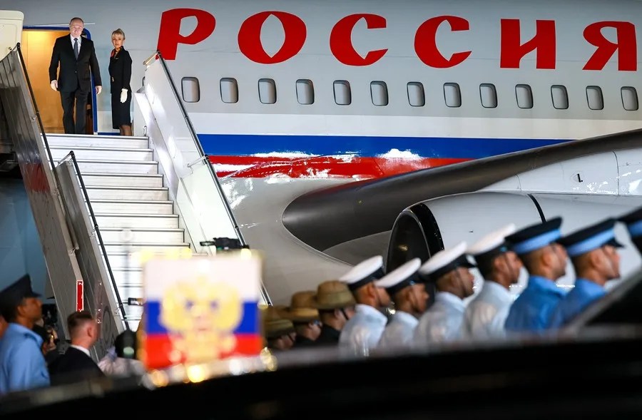 El presidente ruso Vladimir Putin desembarca de un avión a su llegada a la base aérea de Palam, cerca de Nueva Delhi