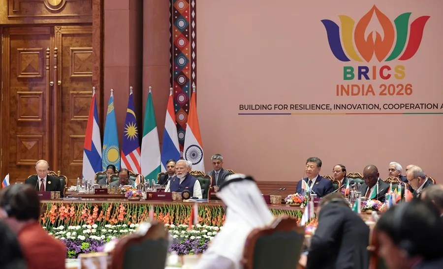Una fotografía facilitada por el Ministerio de Asuntos Exteriores de la India muestra al presidente chino, Xi Jinping (cd), al primer ministro indio, Narendra Modi (c), y al presidente ruso, Vladímir Putin (ci), durante la sesión de hoy de los BRICS en Nueva Delhi.