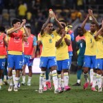 Raphinha (C), de Brasil, y sus compañeros saludan a los aficionados tras el partido amistoso