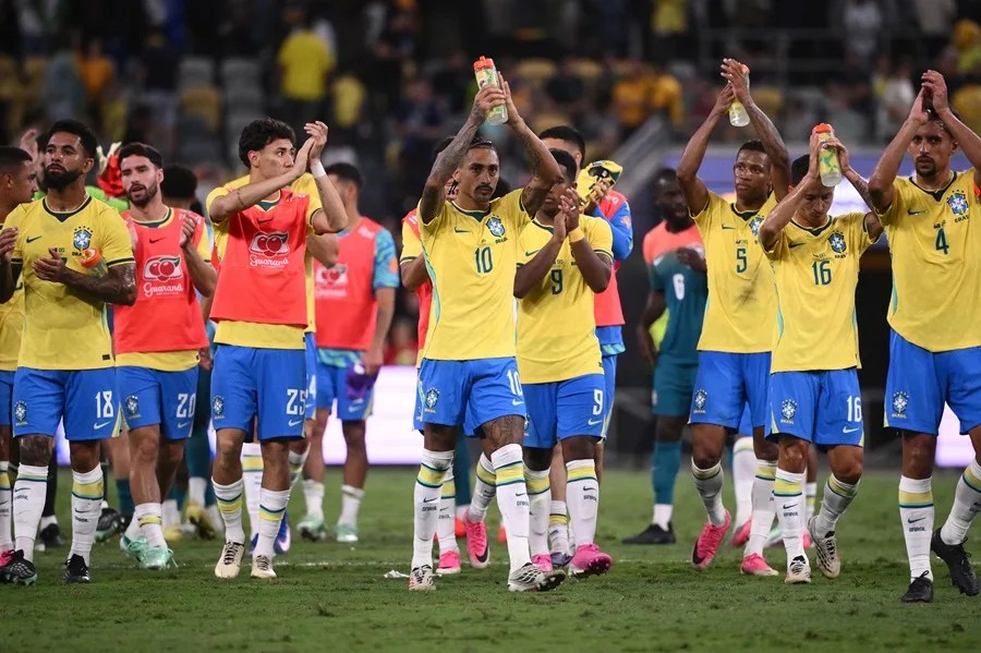 Raphinha (C), de Brasil, y sus compañeros saludan a los aficionados tras el partido amistoso