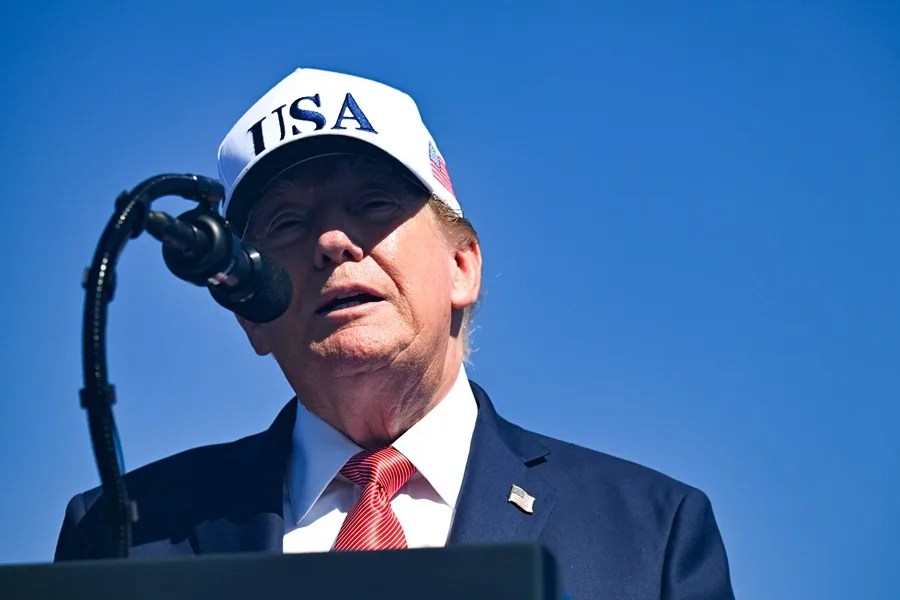 Trump regaló 135.000 dólares en efectivo a tres de sus asistentes en la Casa Blanca