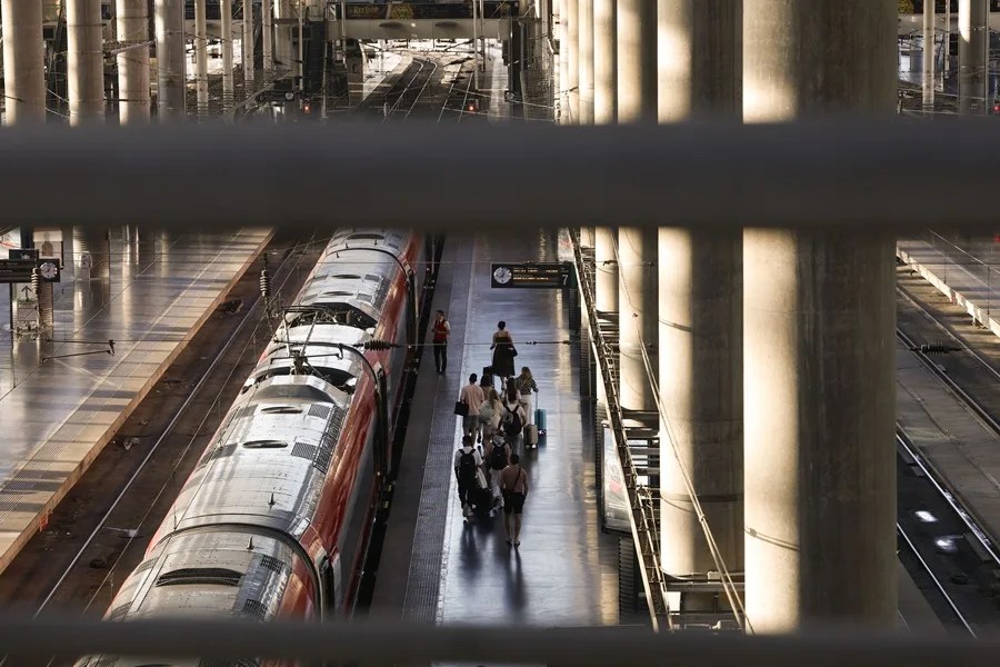 Un grupo de pasajeros camina en el andén en la estación de Atocha
