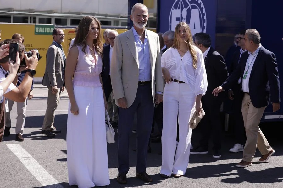 El rey Felipe VI, la princesa Leonor (i) y la infanta Sofía (d) a su llegada este domingo al Gran Premio de España de Fórmula Uno en el nuevo circuito de Madring.