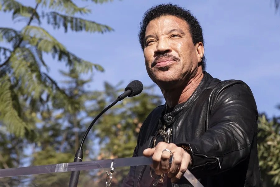 Lionel Richie ingresa voluntariamente en cuidados intensivos para someterse a pruebas