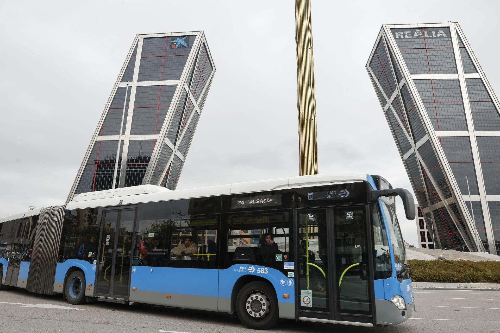 Un autobús urbano en Madrid. Los autobuses de la Empresa Municipal de Transportes (EMT) de Madrid son gratuitos este lunes y martes. EFE/ Chema Moya