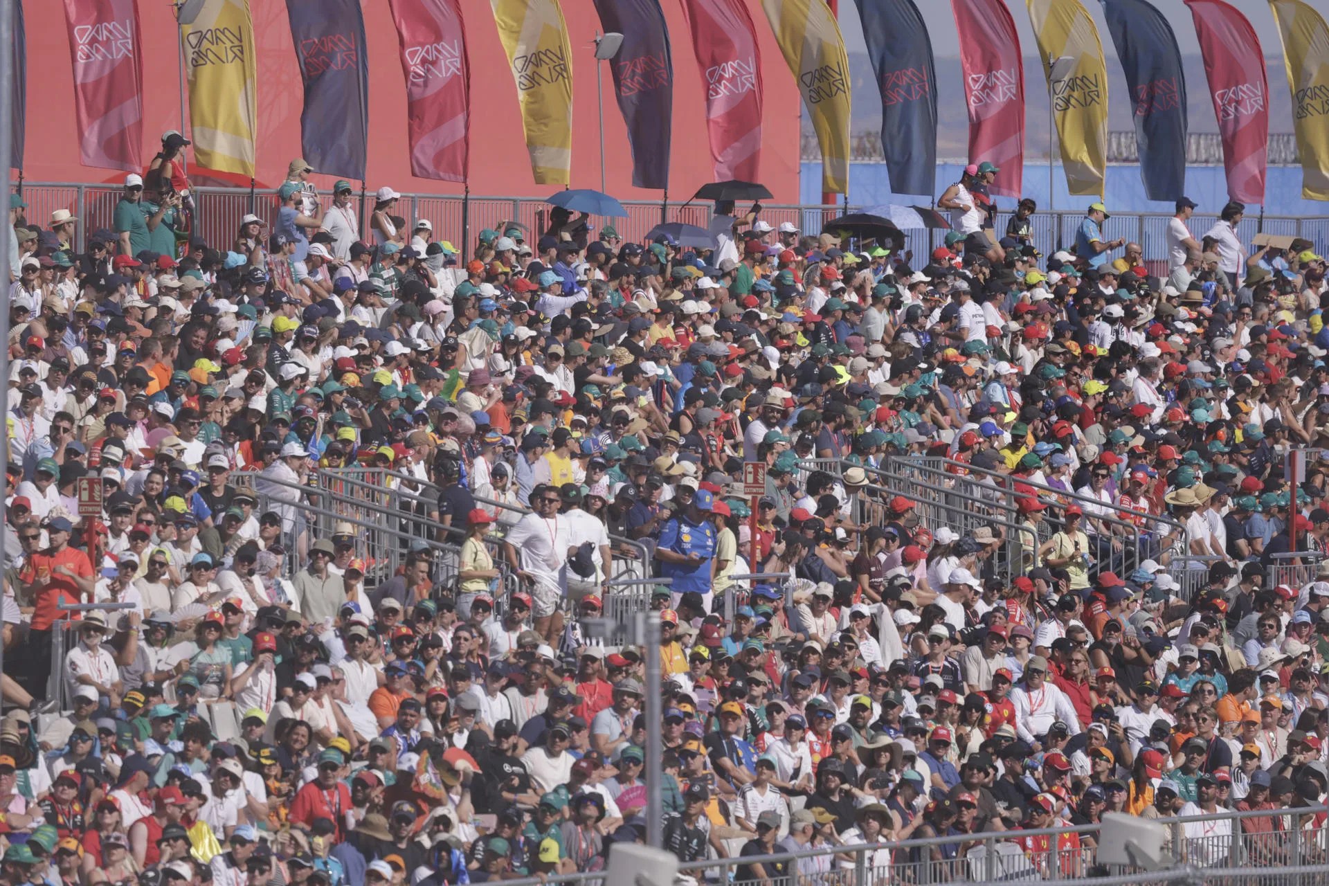 Público en las gradas del Gran Premio de España de Fórmula Uno en el nuevo circuito de Madring en Madrid. EFE/ Juanjo Martin