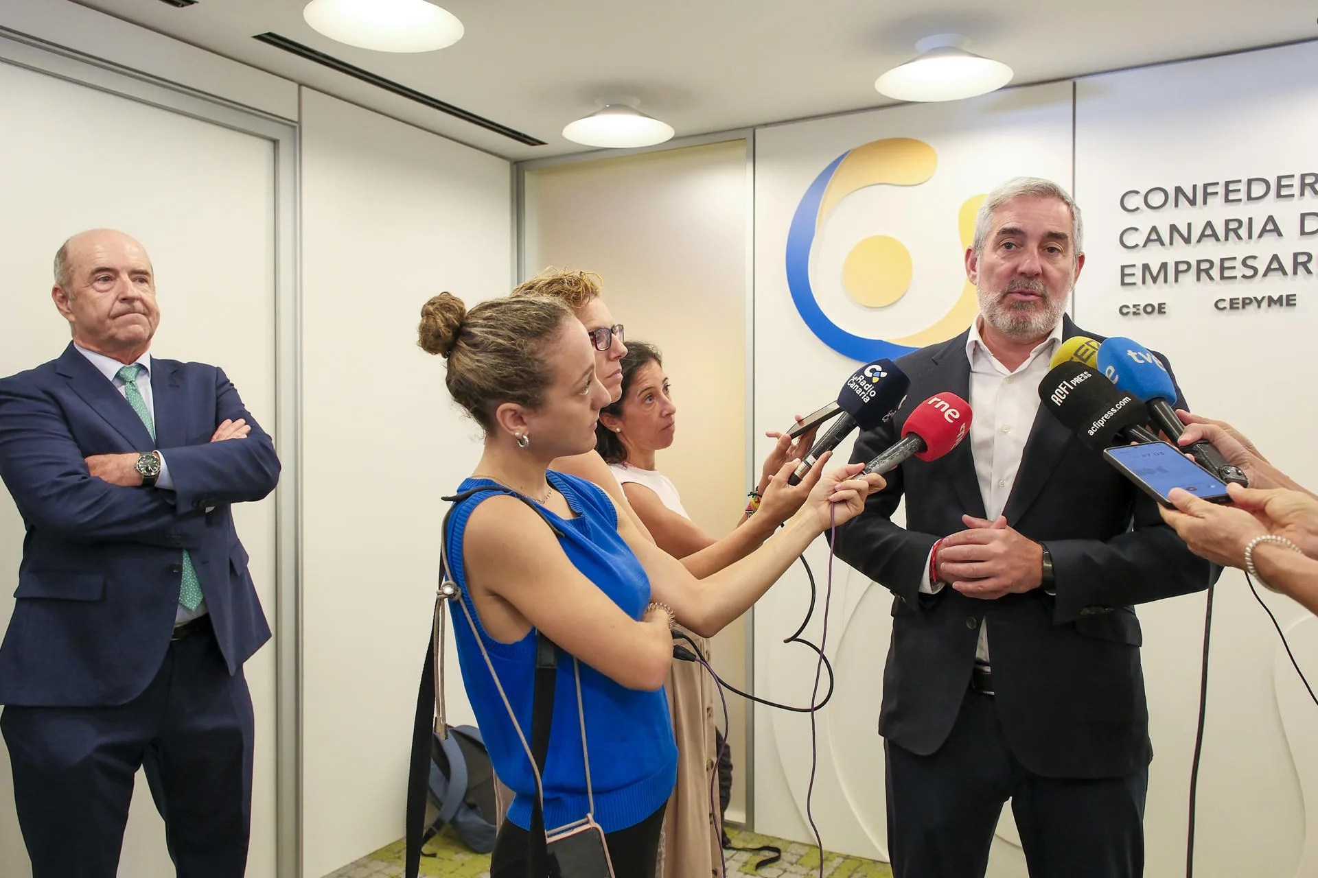 El presidente de Canarias, Fernando Clavijo (d), se ha reunido este lunes con el nuevo comité ejecutivo de la Confederación Canaria de Empresarios, que preside por Pedro Ortega (i). EFE/Ángel Medina G.
