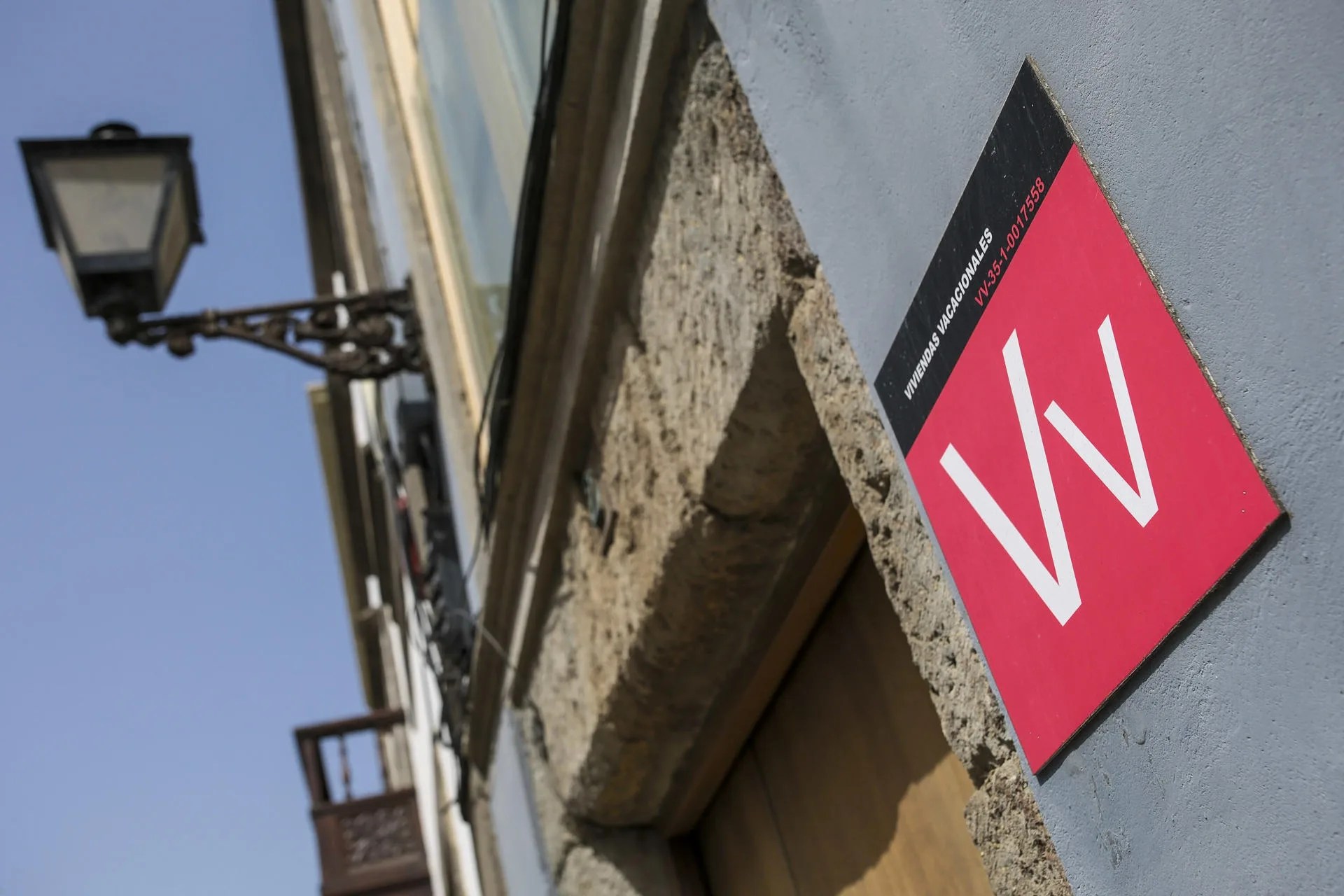 Una vivienda vacacional en el barrio de Vegueta, en Las Palmas de Gran Canaria. EFE/Ángel Medina G.