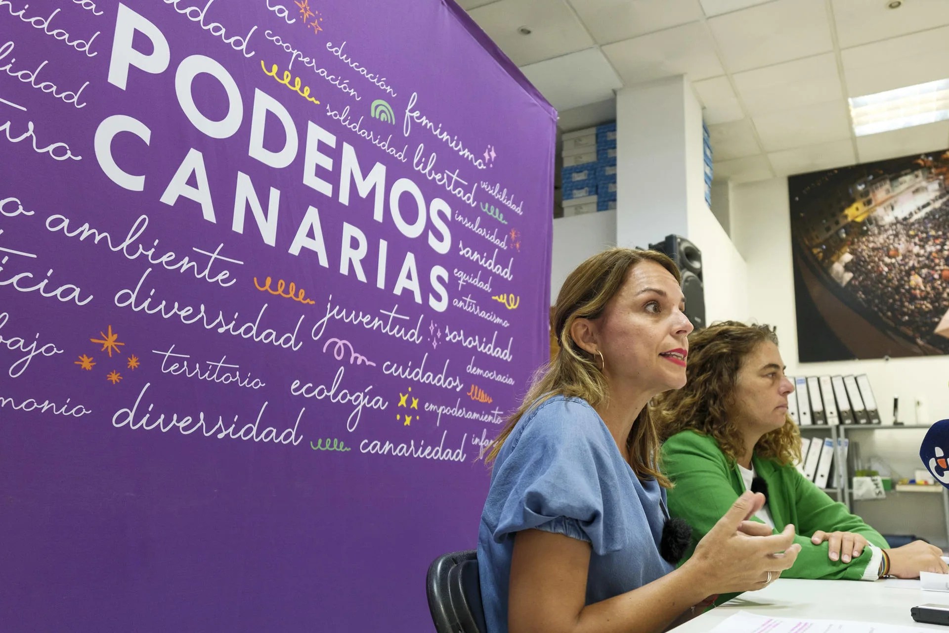 La secretaria general de Podemos en Canarias, Noemí Santana (i), y la concejal de Las Palmas de Gran Canaria, Gemma Martínez Soliño (d). EFE/Ángel Medina G.