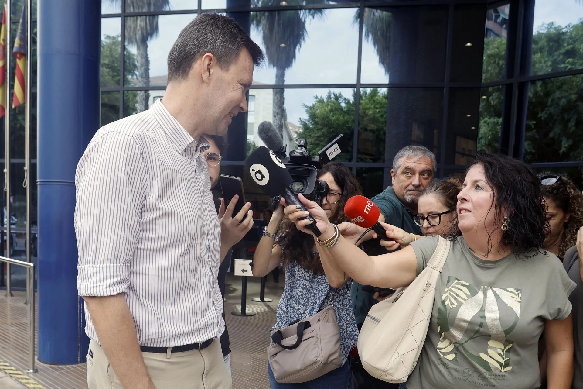 ALICANTE, 30/09/2026.- El exconcejal del PP en el ayuntamiento de Alicante Toni Gallego atiende a la prensa a su salida de la Audiencia Provincial donde ha sido citado como testigo por la juez que investiga por las irregularidades en la adjudicación de las viviendas públicas de la Playa de San Juan. EFE/Morell
