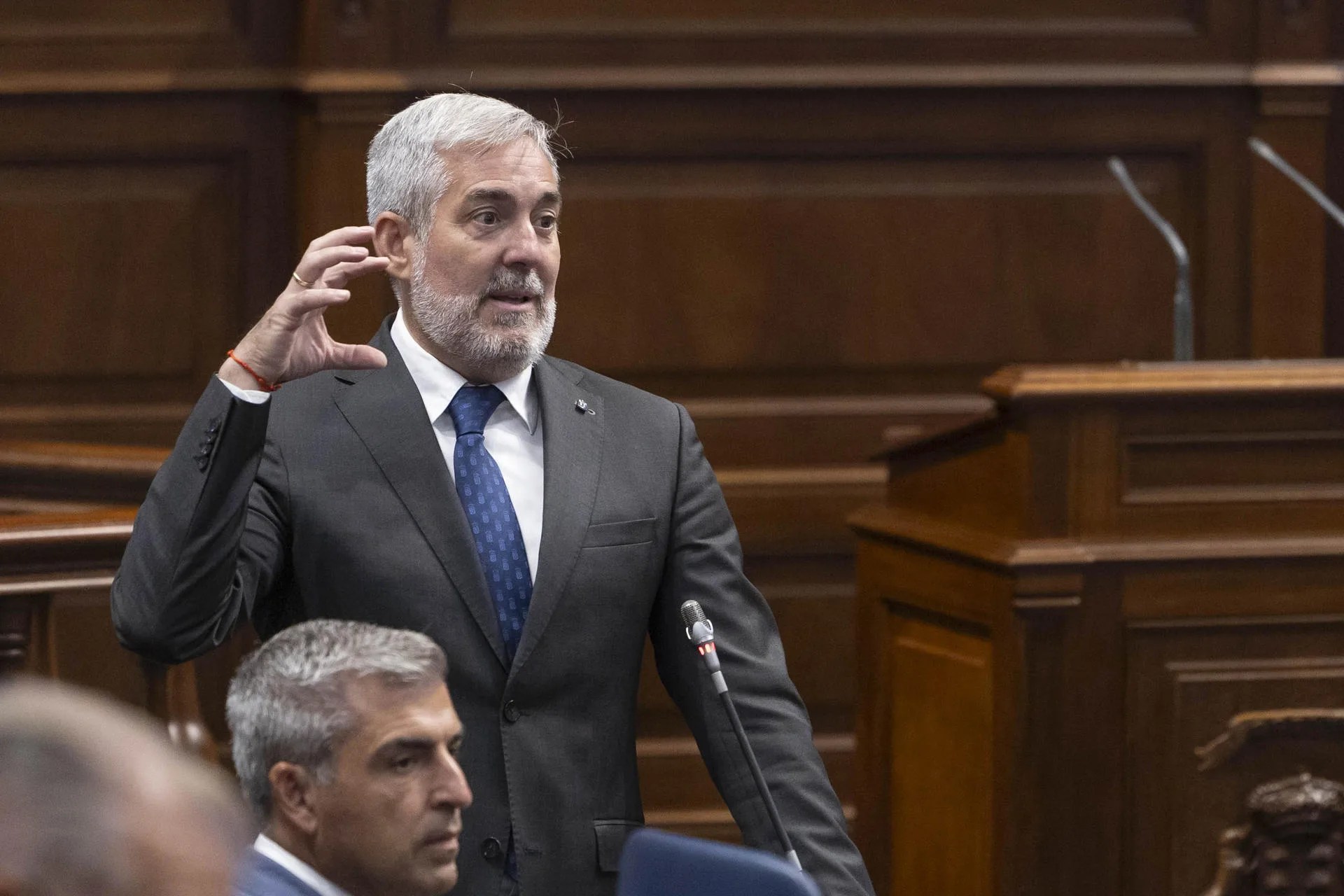 El presidente de Canarias, Fernando Clavijo, durante su intervención en el pleno del Parlamento de Canarias de este jueves. EFE/Miguel Barreto