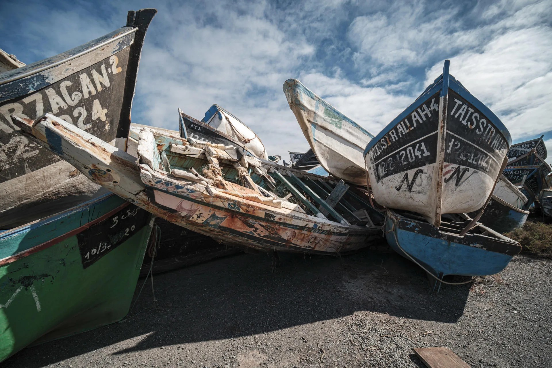 Foto archivo de cayucos y pateras retirados del muelle de Arguineguín. EFE/Ángel Medina G.