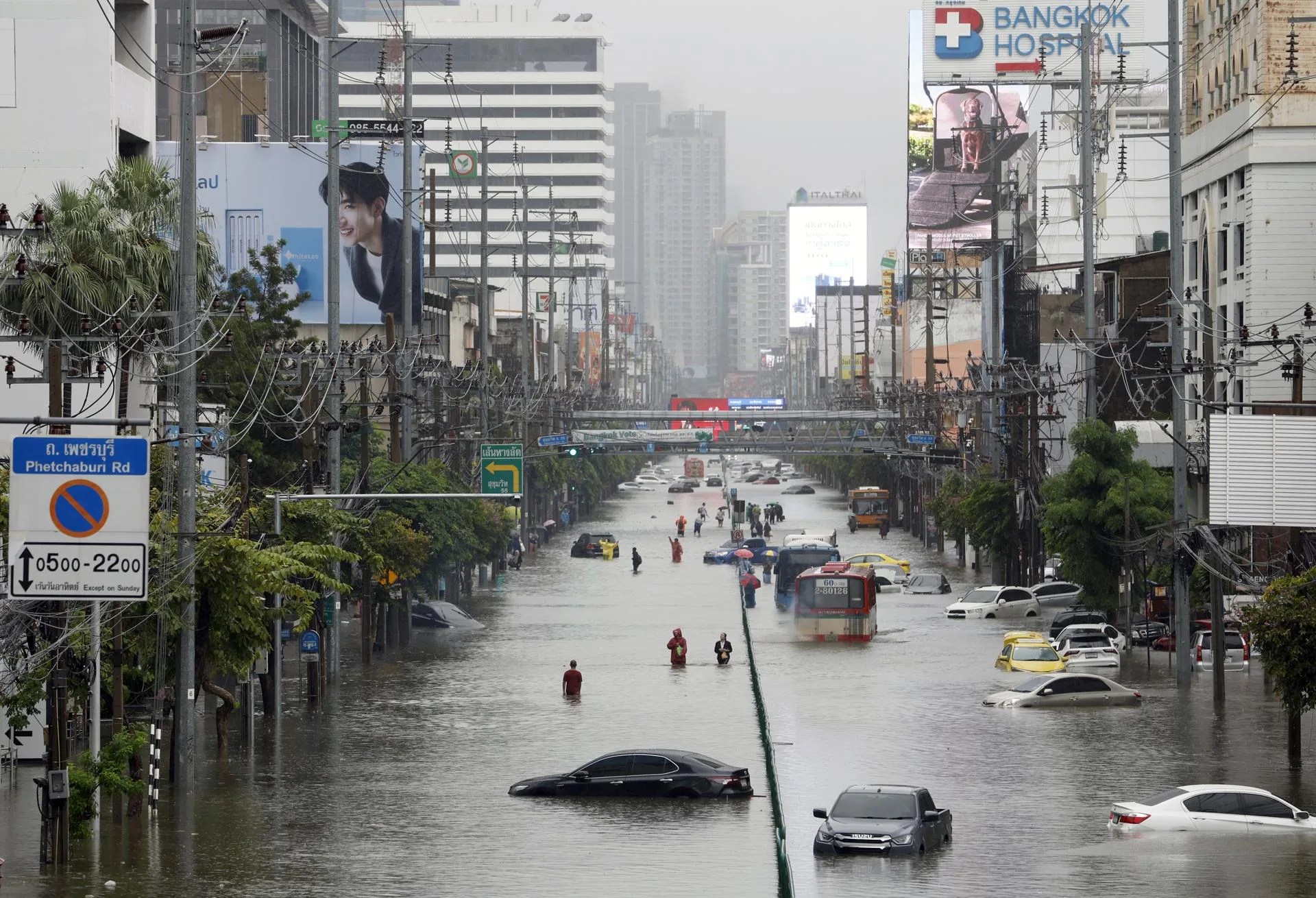 Residents wade through floodwater as vehicles remain submerged along Phetchaburi Road in Bangkok, Thailand, 26 September 2026. EFE-EPA/RUNGROJ YONGRIT