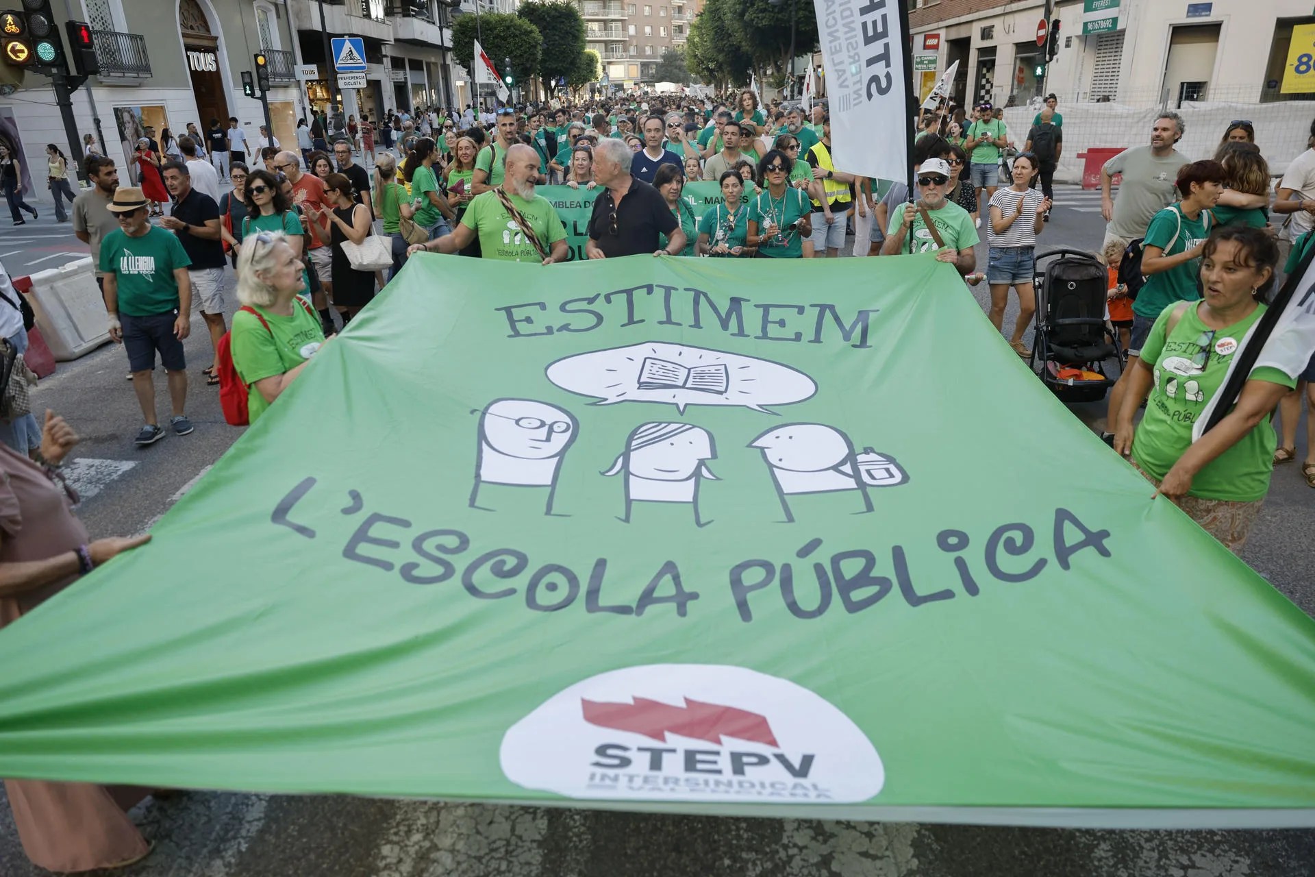 Docentes, familias y entidades cívicas valencianas vuelven a salir a la calle en la manifestación convocada por la Plataforma per l'Ensenyament Públic, este sábado en Valencia. EFE/Kai Forsterling
