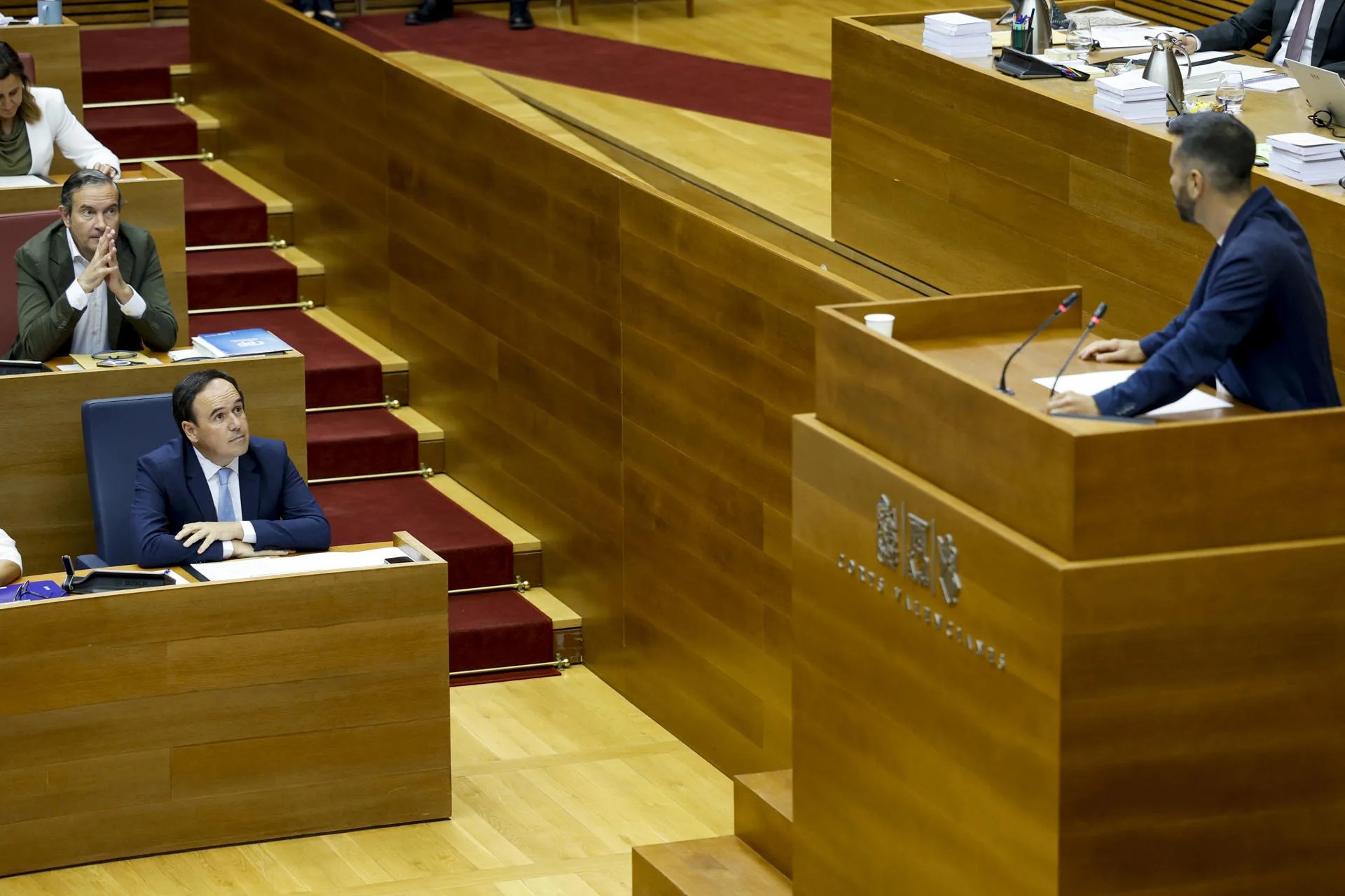 El president de la Generalitat, Juanfran Pérez Llorca, atiende a la intervención del síndic del PSPV-PSOE, José Muñoz, durante un pleno. EFE/Ana Escobar
