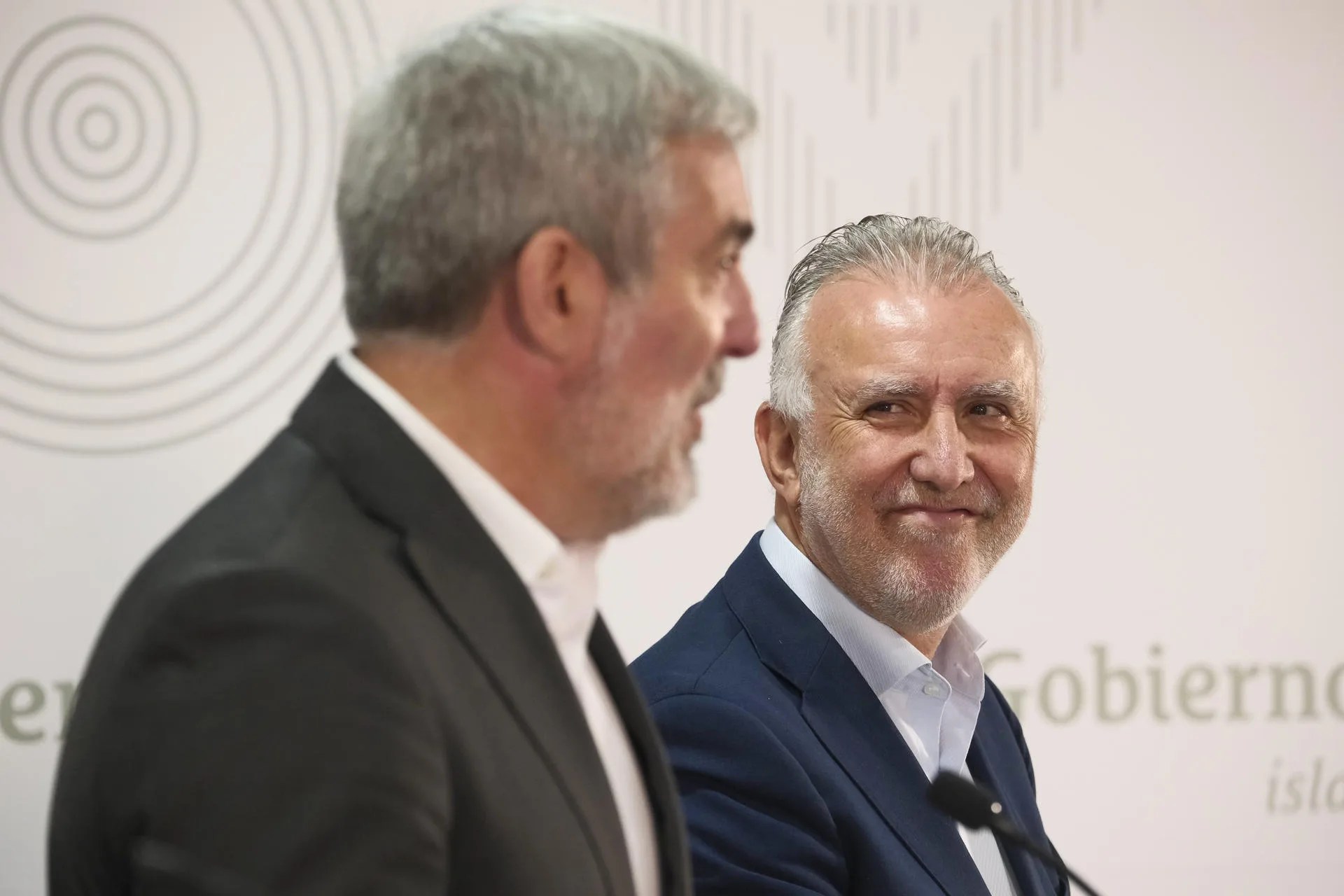 El presidente del Gobierno de Canarias, Fernando Clavijo (i), y el ministro de Política Territorial y Memoria Democrática, Ángel Víctor Torres (d), en una rueda de prensa posterior a la reunión que celebraron el pasado mes de julio en Las Palmas de Gran Canaria para tratar, entre otros asuntos, las transferencias pendientes, el Decreto Canarias y el nuevo sistema de financiación. EFE/Angel Medina G.