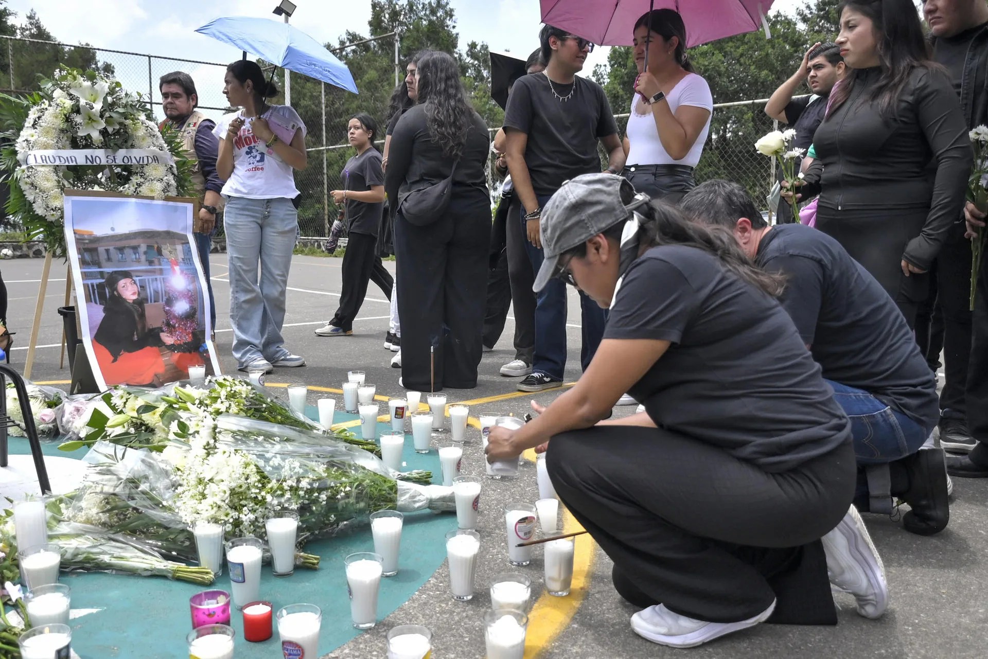 Alumnos del Instituto de Ciencias de la Educación de la Universidad Autónoma del Estado de Morelos participan este lunes, en un homenaje póstumo a la estudiante española Claudia Tacoronte Aguilera, asesinada el pasado domingo. EFE/Tony Rivera