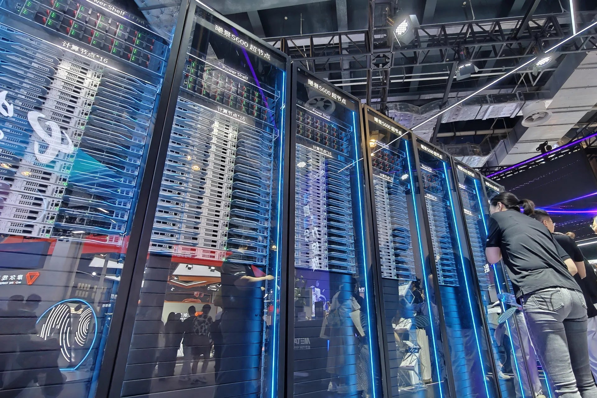 [FILE] SHANGHAI (CHINA), July 17, 2026.— Artificial intelligence (AI) servers on display at the World Artificial Intelligence Conference (WAIC), China's leading trade fair dedicated to the technology. EFE/Víctor Escribano
