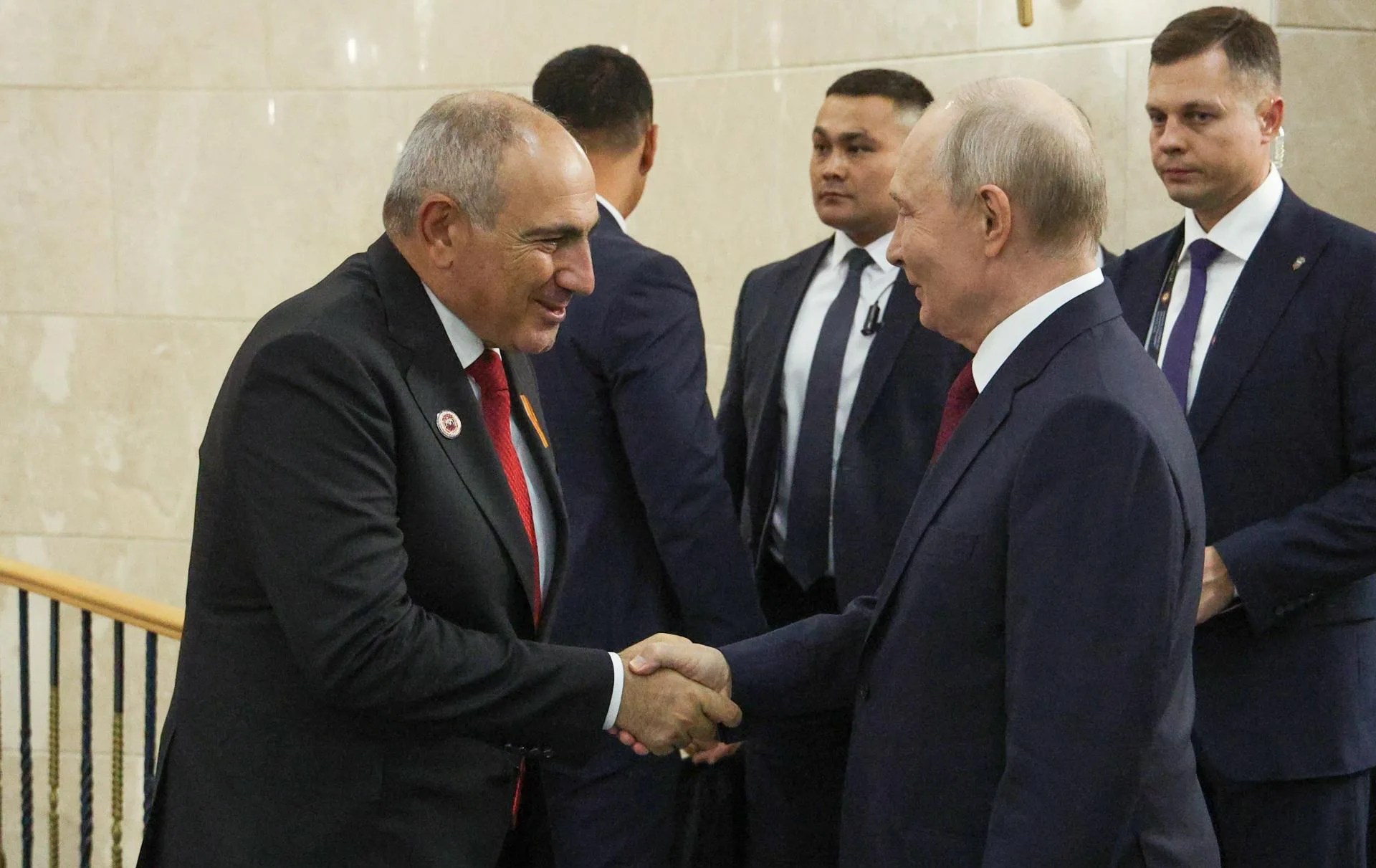 Armenian Prime Minister Nikol Pashinyan (L) and Russian President Vladimir Putin shake hands following a meeting on the sidelines of the Shanghai Cooperation Organization (SCO) summit in Bishkek, Kyrgyzstan. Sep. 01, 2026. EFE/EPA/VYACHESLAV PROKOFYEV / SPUTNIK / KREMLIN POOL MANDATORY CREDIT
