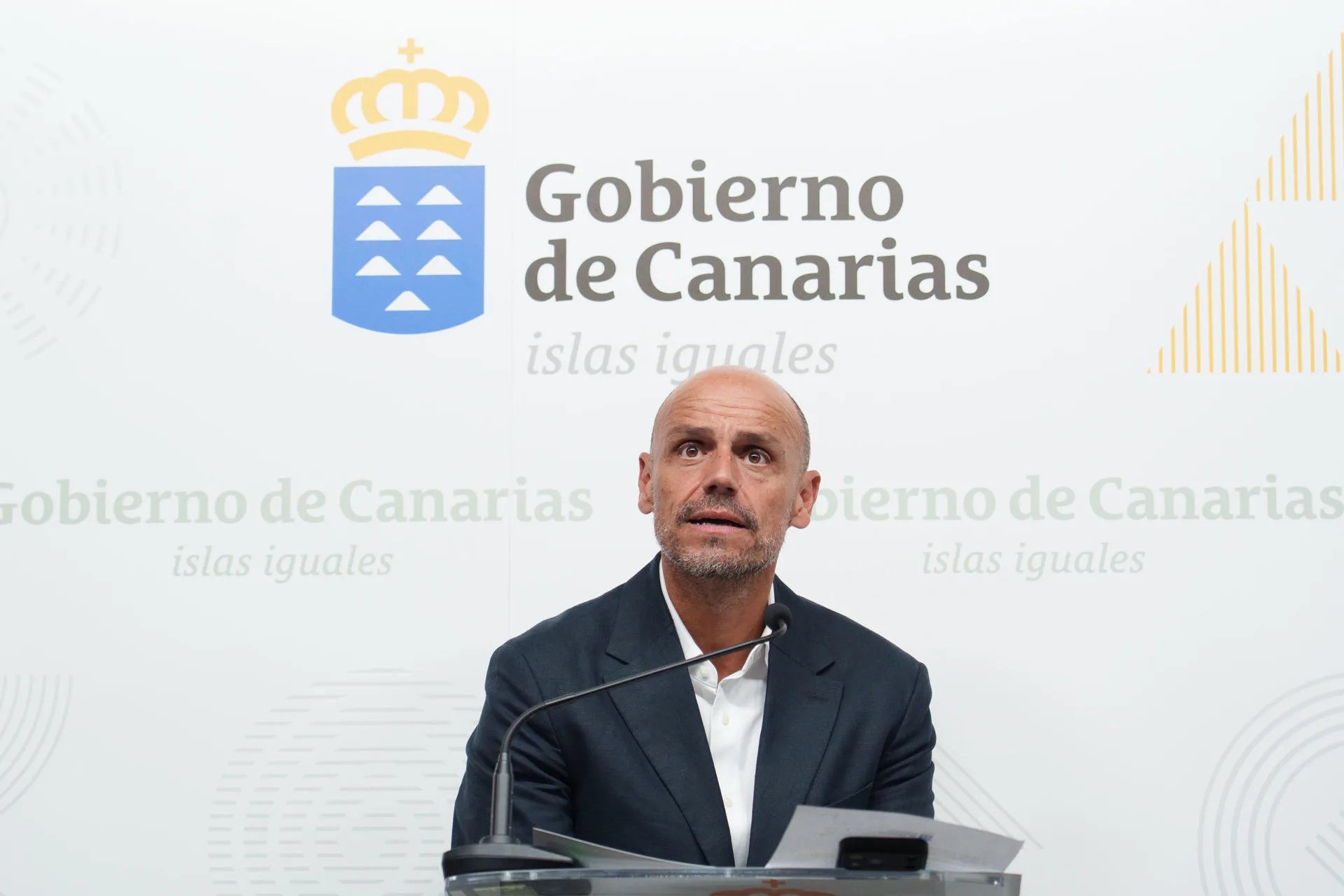 El portavoz del Gobierno de Canarias, Alfonso Cabello, durante la rueda de prensa que ofreció este viernes para informar de los asuntos acordados en el Consejo de Gobierno. EFE/Ramón de la Rocha