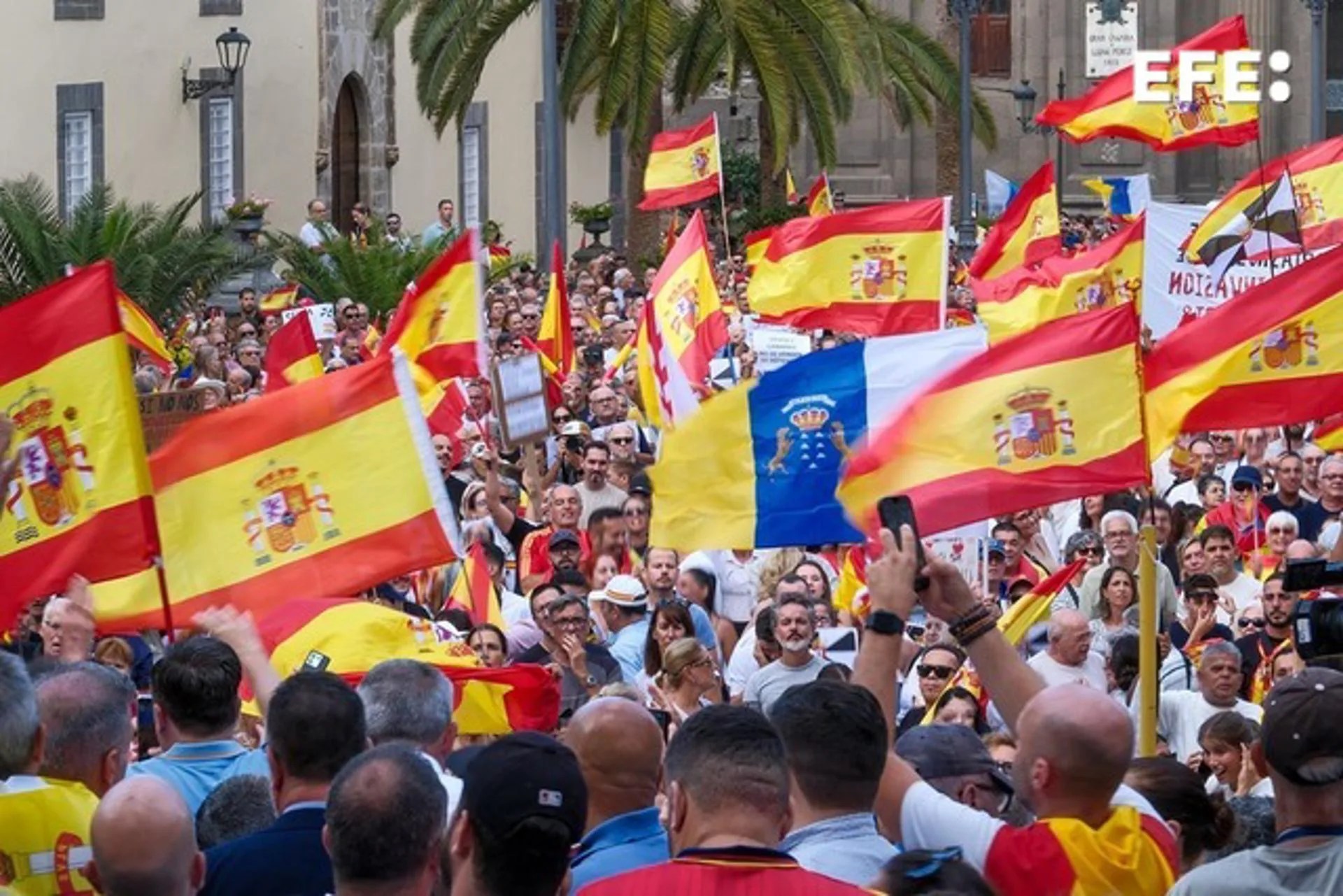 Cientos de personas se concentraron este miércoles en la Plaza de Santa Ana de Las Palmas de Canaria, convocados por el PP, en apoyo a Ceuta ante la situación de la inmigración en la ciudad autónoma, al no sumarse el Ayuntamiento de la ciudad a la convocatoria realizada por la Federación de Municipios y Provincias. EFE/Angel Medina G.