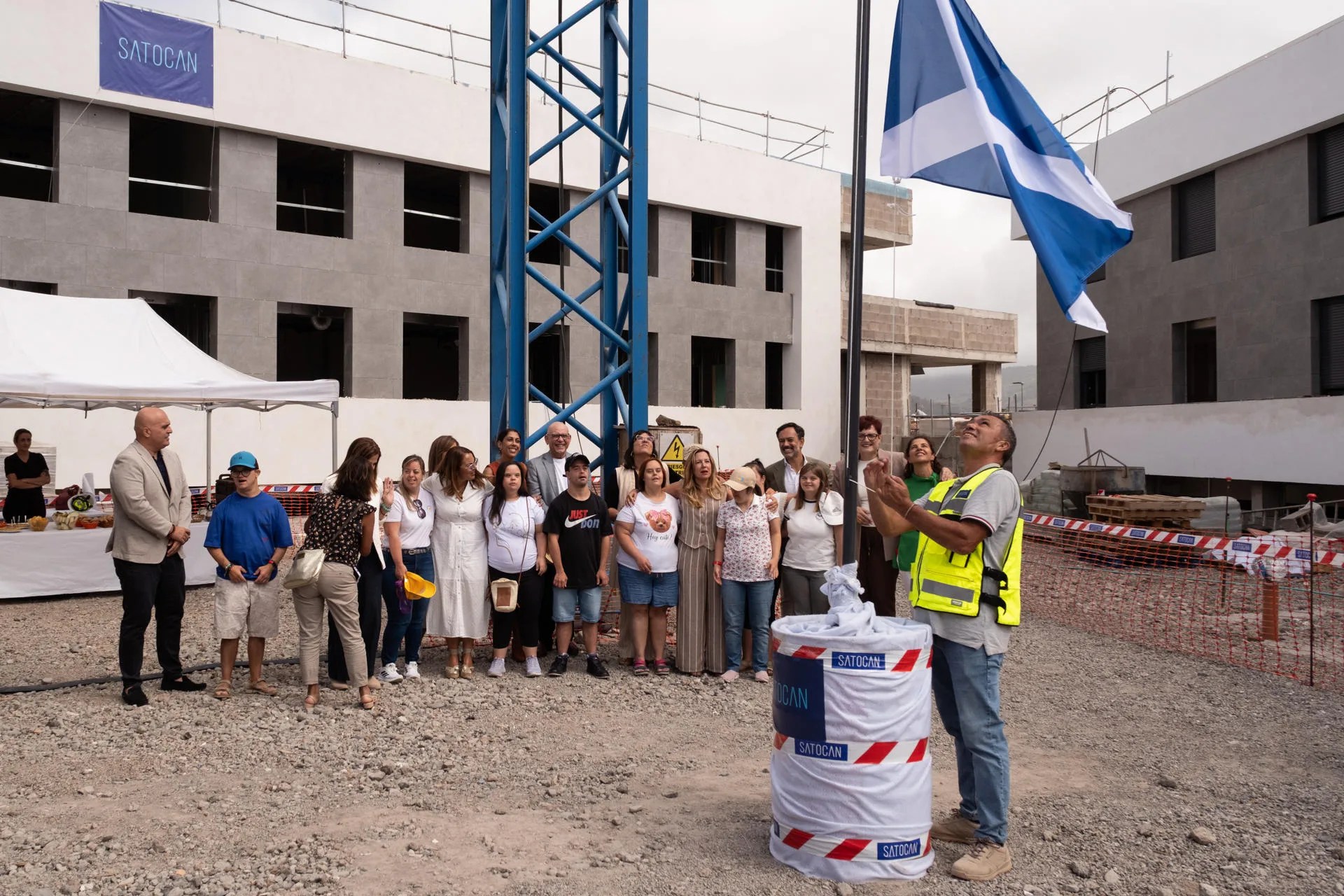 El primer centro especializado para personas con síndrome de Down de Canarias y con capacidad para atender a 18 usuarios se encuentra próximo a su finalización en el municipio tinerfeño de La Laguna, e incluirá un espacio destinado a un centro de día para mayores de 21 años y otro para la promoción de la autonomía personal para edades comprendidas entre 0 y 21 años. En la imagen, el acto de presentación de las obras. EFE/Alberto Valdés