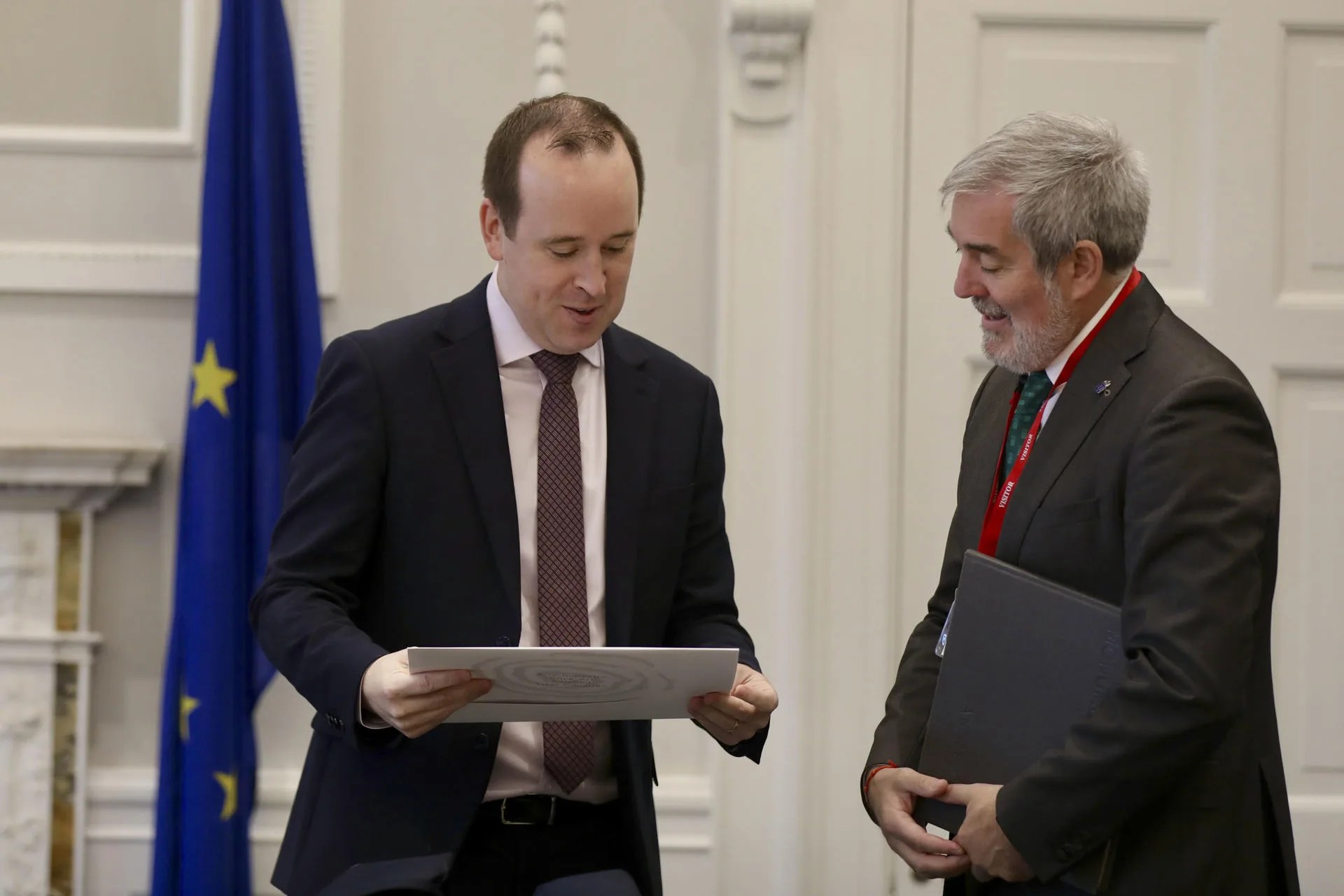 El presidente de Canarias, Fernando Clavijo (d), mantiene una reunión con el secretario de Estado irlandés de Vivienda, John Cummins (i), en Dublín. EFE/Mostafa Darwish