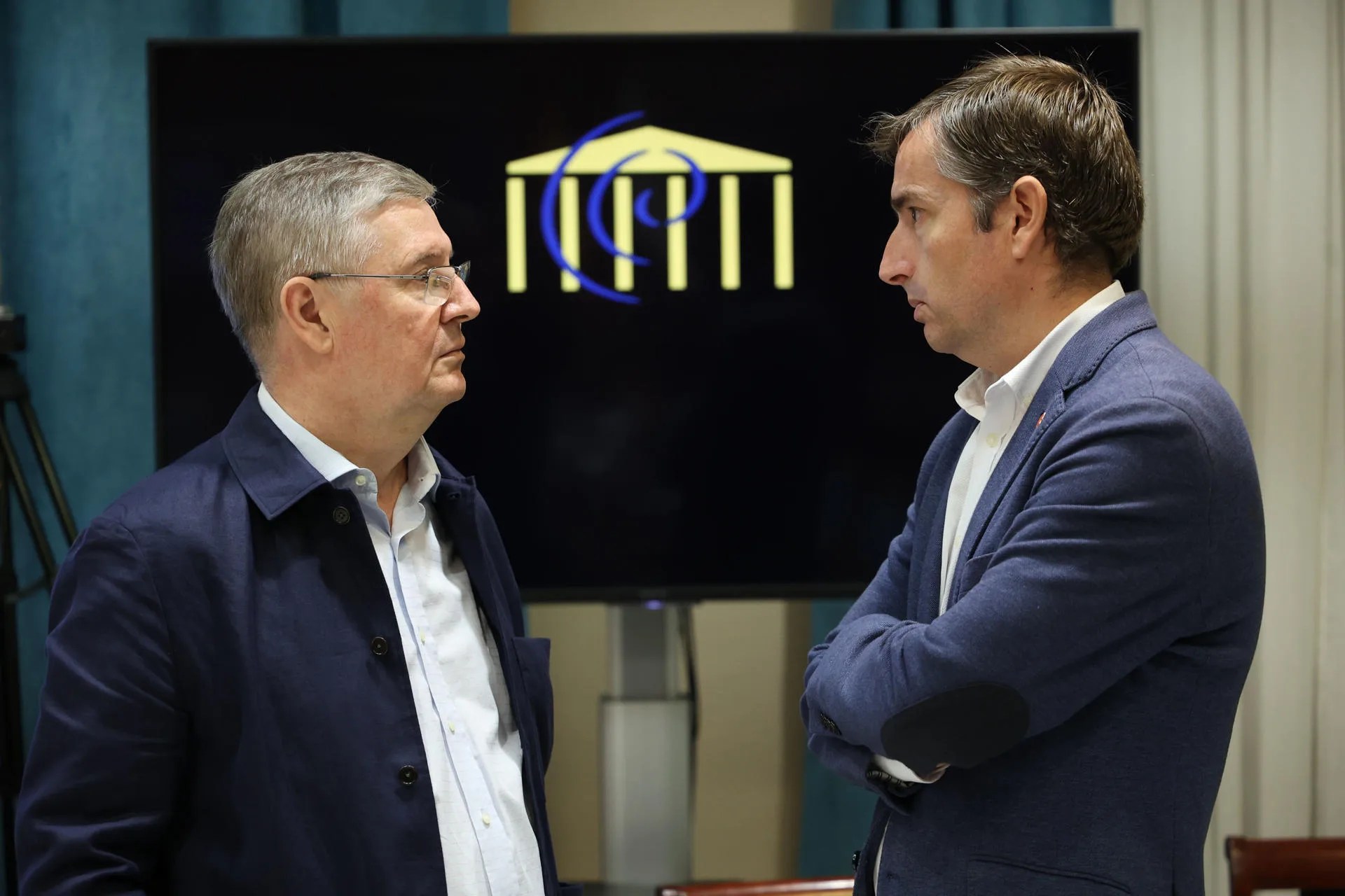 Los representantes de Cáritas de Tenerife, Juan Rognoni Escario (i) y Ricardo Iglesias (d) comparecieron este lunes en la comisión de estudio sobre la pobreza infantil en Canarias del Parlamento autonómico. EFE/Ramón de la Rocha