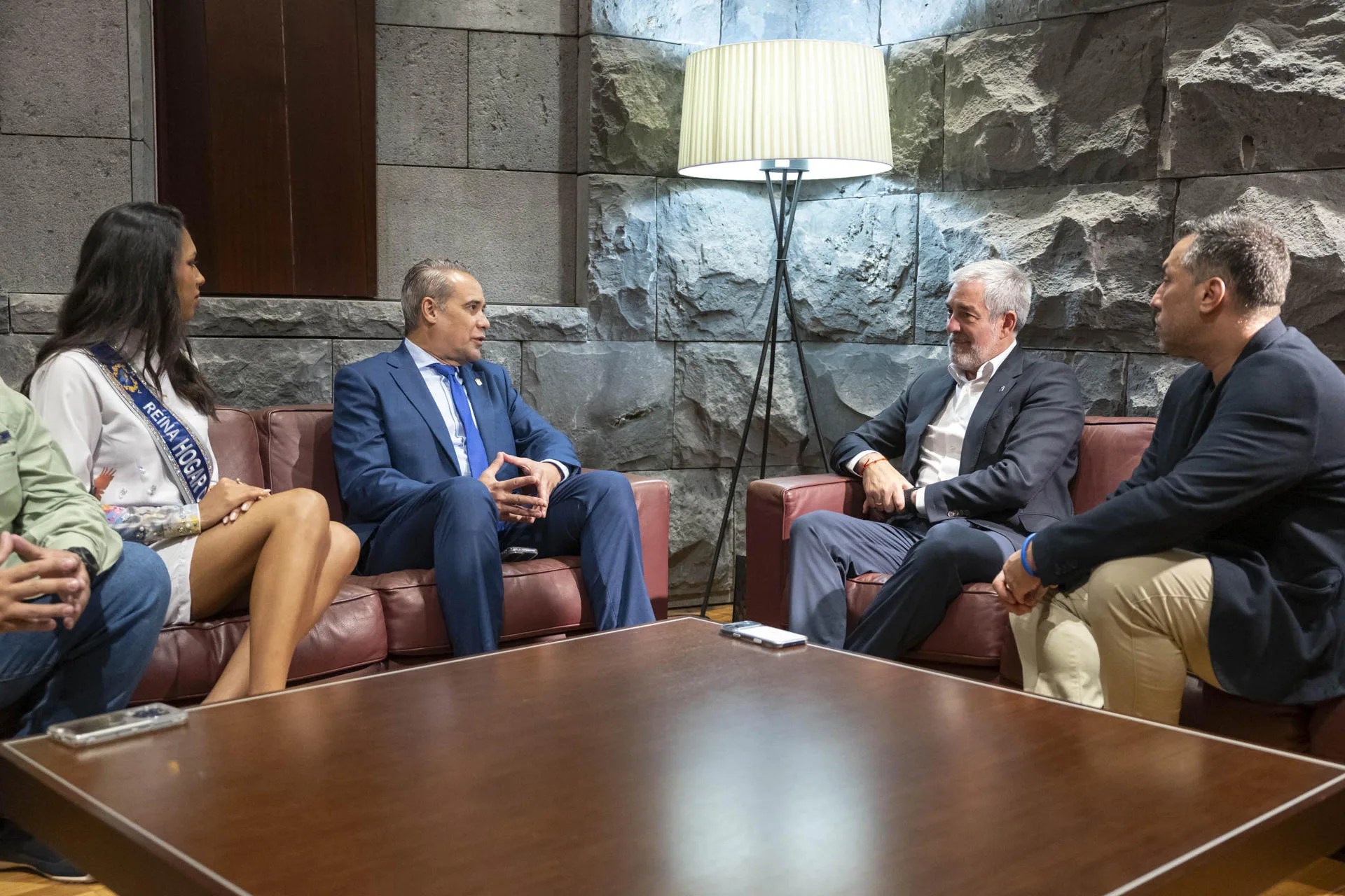 El presidente de Canarias, Fernando Clavijo (2d), ha recibido este martes al presidente del Hogar Canario de Venezuela, José Ramón Arvelo (2i), de visita en las islas, en un acto al que también han asistido el director general de Emigración de la comunidad autónoma, José Téllez (1d), y la reina del Hogar Canario Venezolano 2025, Camila Aguilar (1i). EFE/Miguel Barreto
