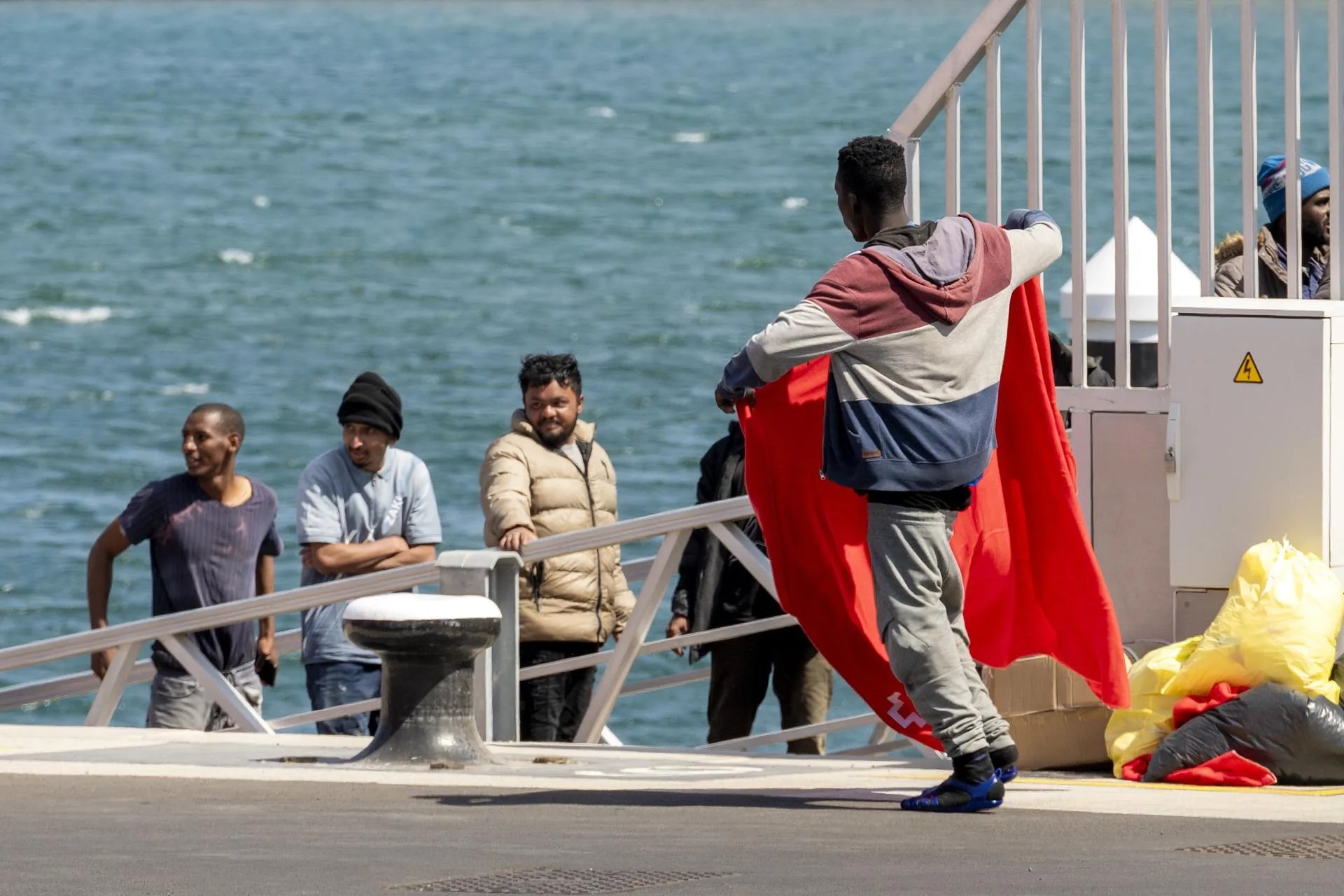 Llegada a Lanzarote de una neumática rescatada por Salvamento Marítimo el 24 de septiembre de 2024 con 45 inmigrantes a bordo, siete de ellos de Bangladés. EFE/Adriel Perdomo