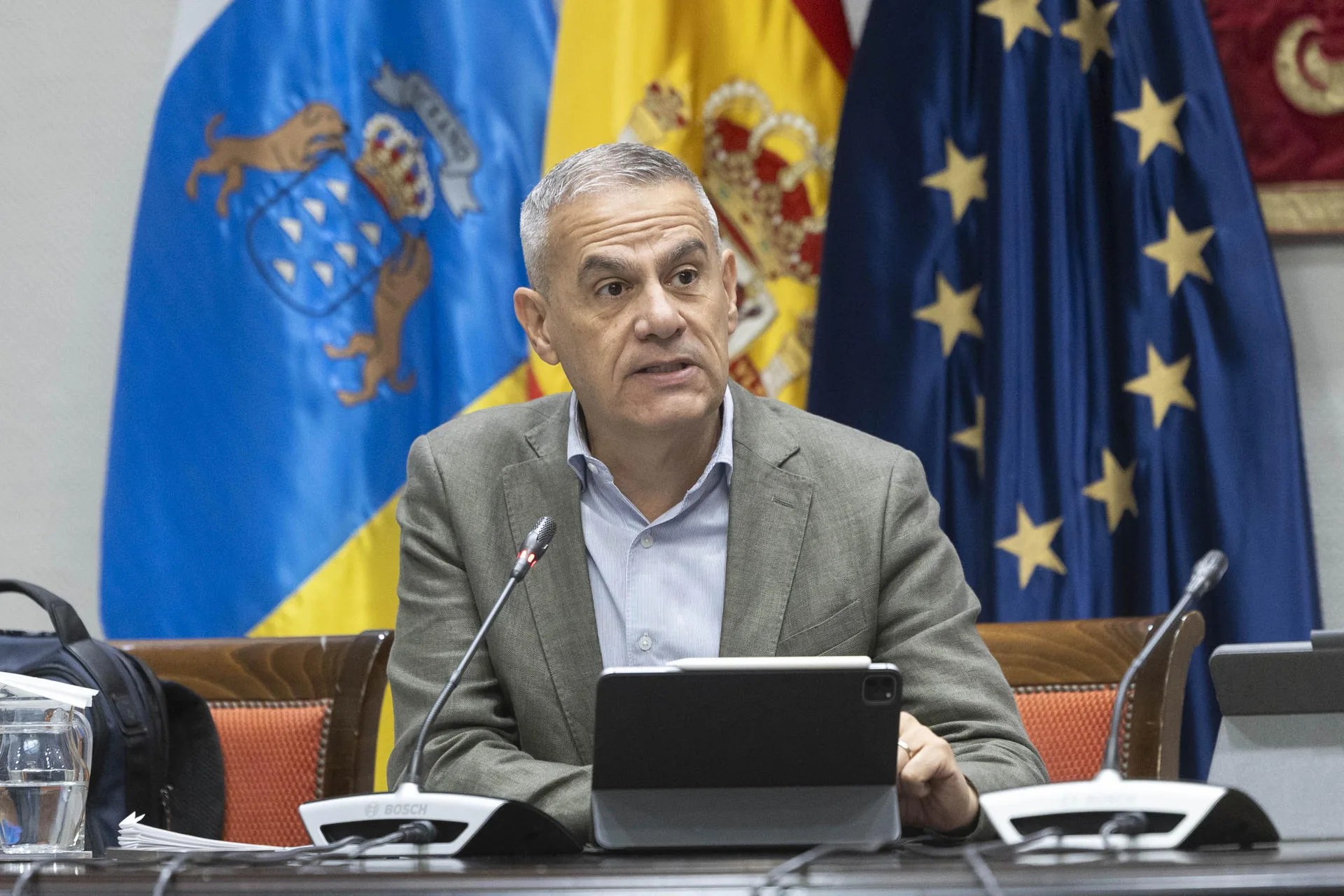 El administrador general de RTVC, César Toledo, durante su presencia en la comisión parlamentaria. EFE/Miguel Barreto