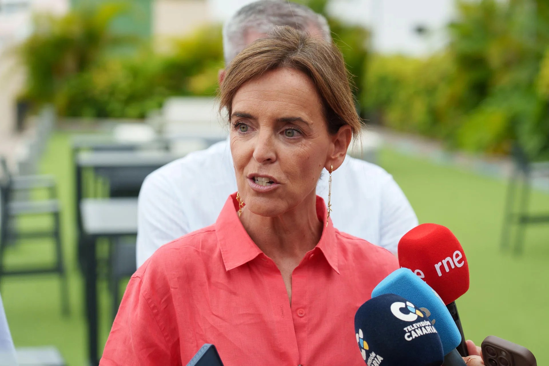 La vicesecretaria nacional de Sanidad y Política Social del Partido Popular (PP), Carmen Fúnez (d), atiende a los medios con motivo de su participación este sábado en un acto con el que arranca el curso político de la formación a nivel insular. EFE/Ramón de la Rocha
