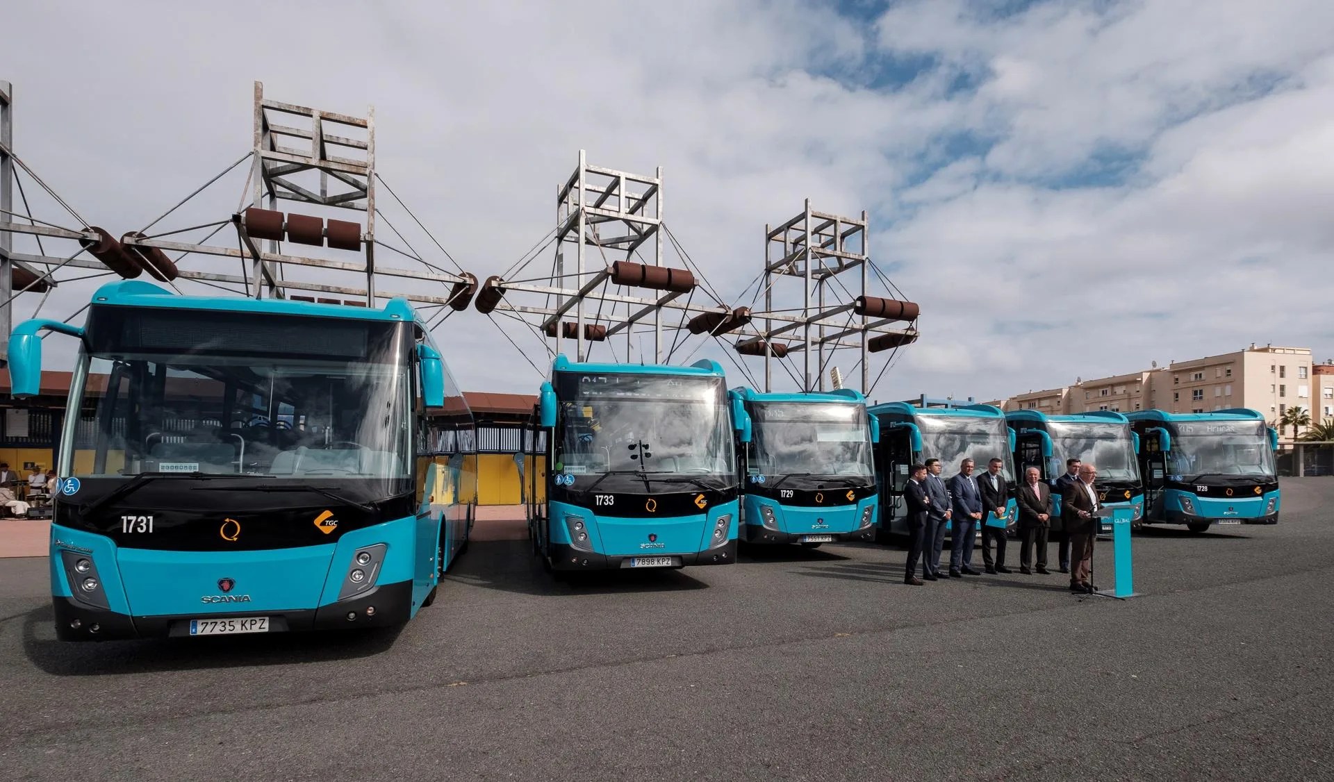 El presidente del Cabildo de Gran Canaria, Antonio Morales, presenta en enero de 2019 quince nuevos vehículos que se sumaron a la flota de la empresa de transporte interurbano de pasajeros Global. EFE/Ángel Medina G.