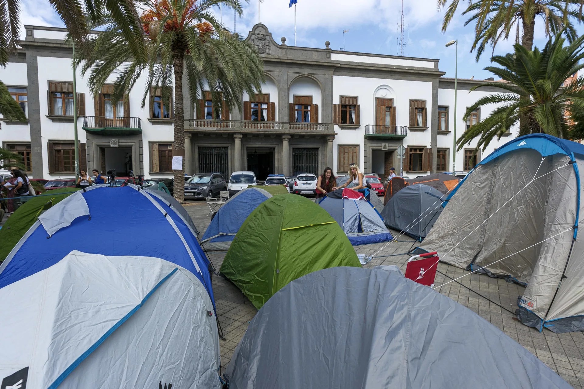 La plataforma Derecho al Techo ha iniciado en Las Palmas de Gran Canaria una acampada que secundan medio centenar de personas con 28 casetas para denunciar los problemas de acceso a la vivienda. EFE/Ángel Medina G.