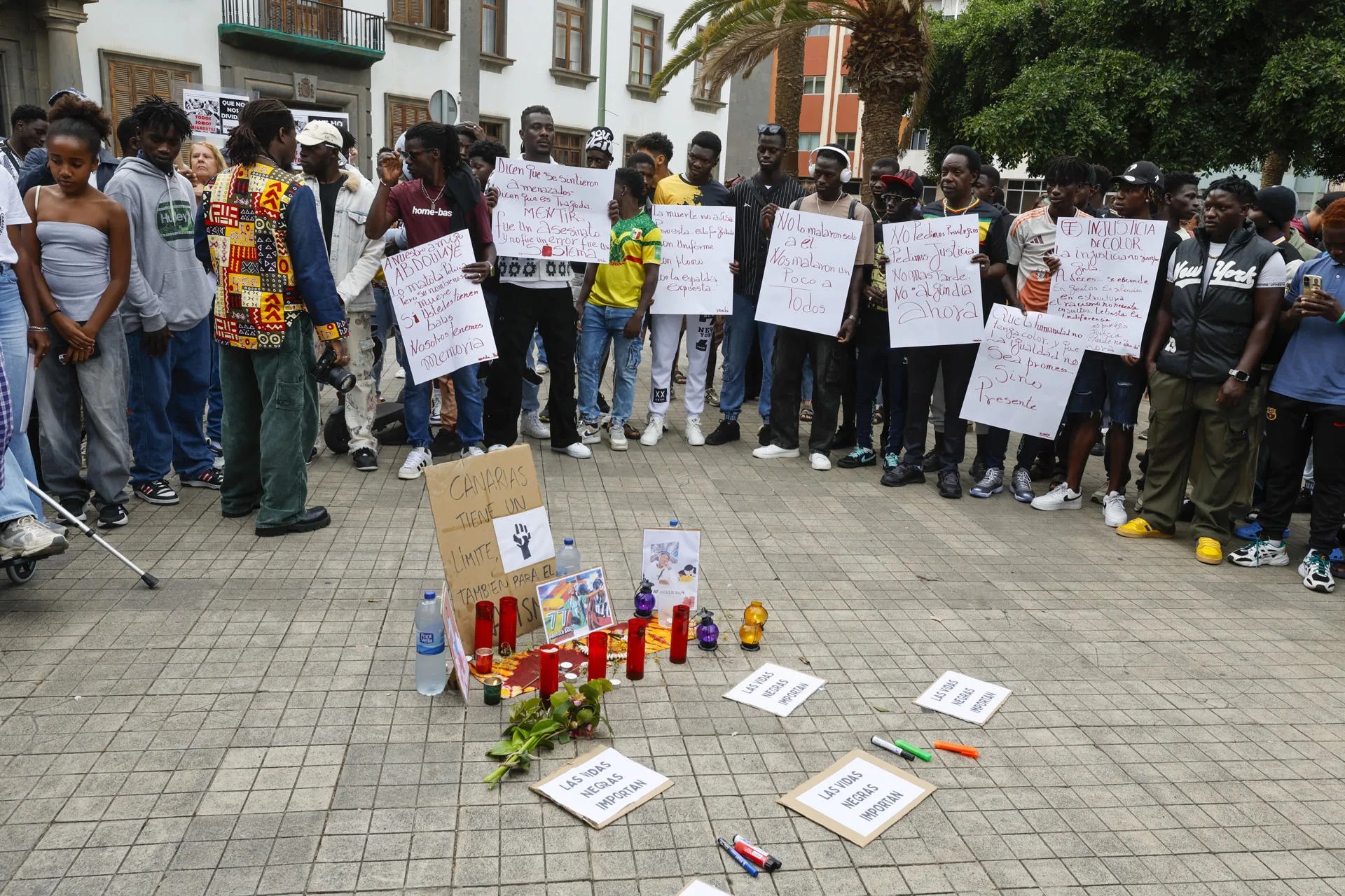 Foto de la concetración convocada por la Federación de Asociaciones Africanas en Canarias para protestar por la muerte de Abdoulie Bah. EFE/ Elvira Urquijo A.