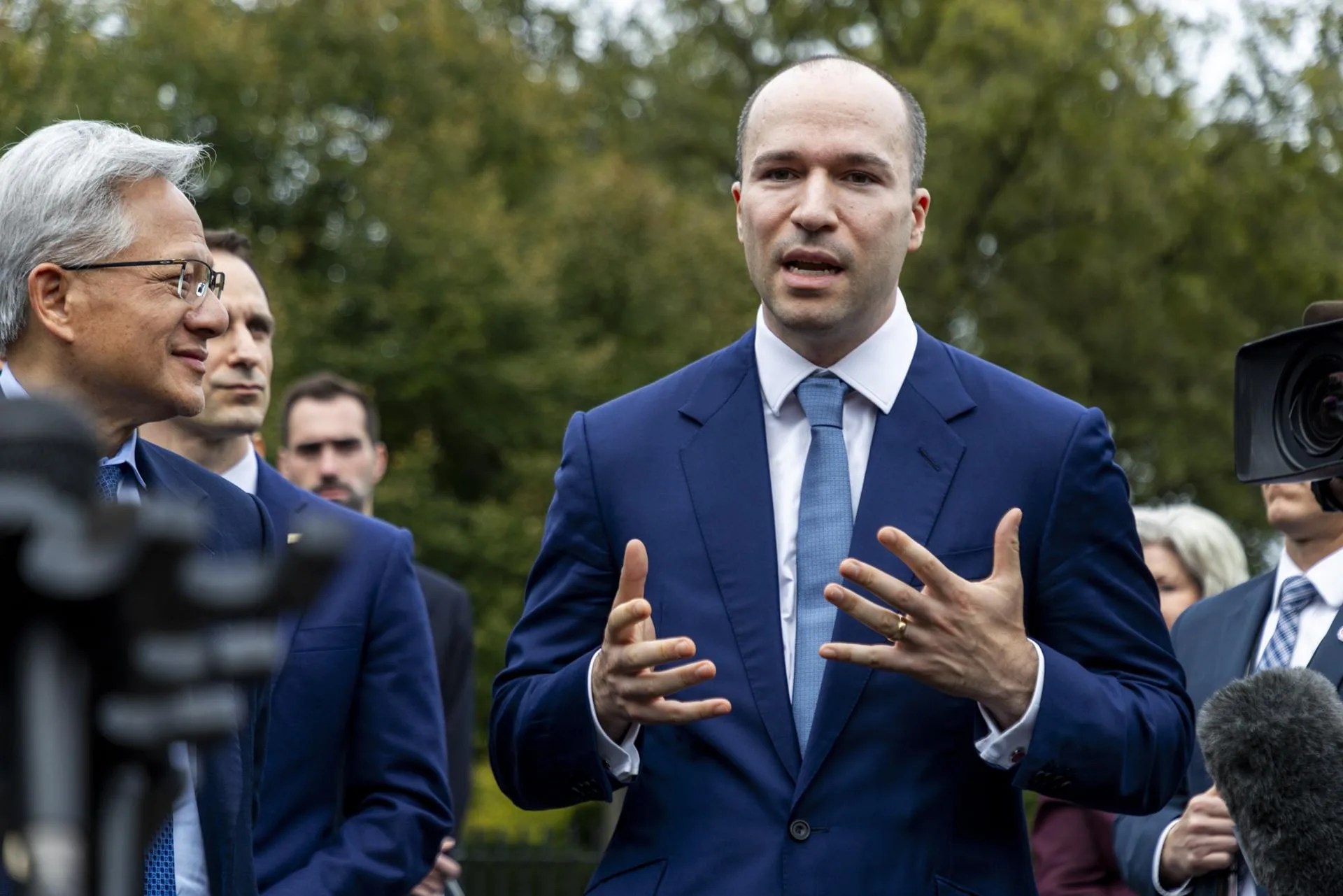 WASHINGTON (USA), 29/09/2026.- OpenAI co-founder and President Greg Brockman (C), with Chief Executive Officer of Nvidia Jensen Huang (L), responds to a question from the news media outside the West Wing of the White House in Washington, DC, USA, 29 September 2026. EFE/EPA/SHAWN THEW
