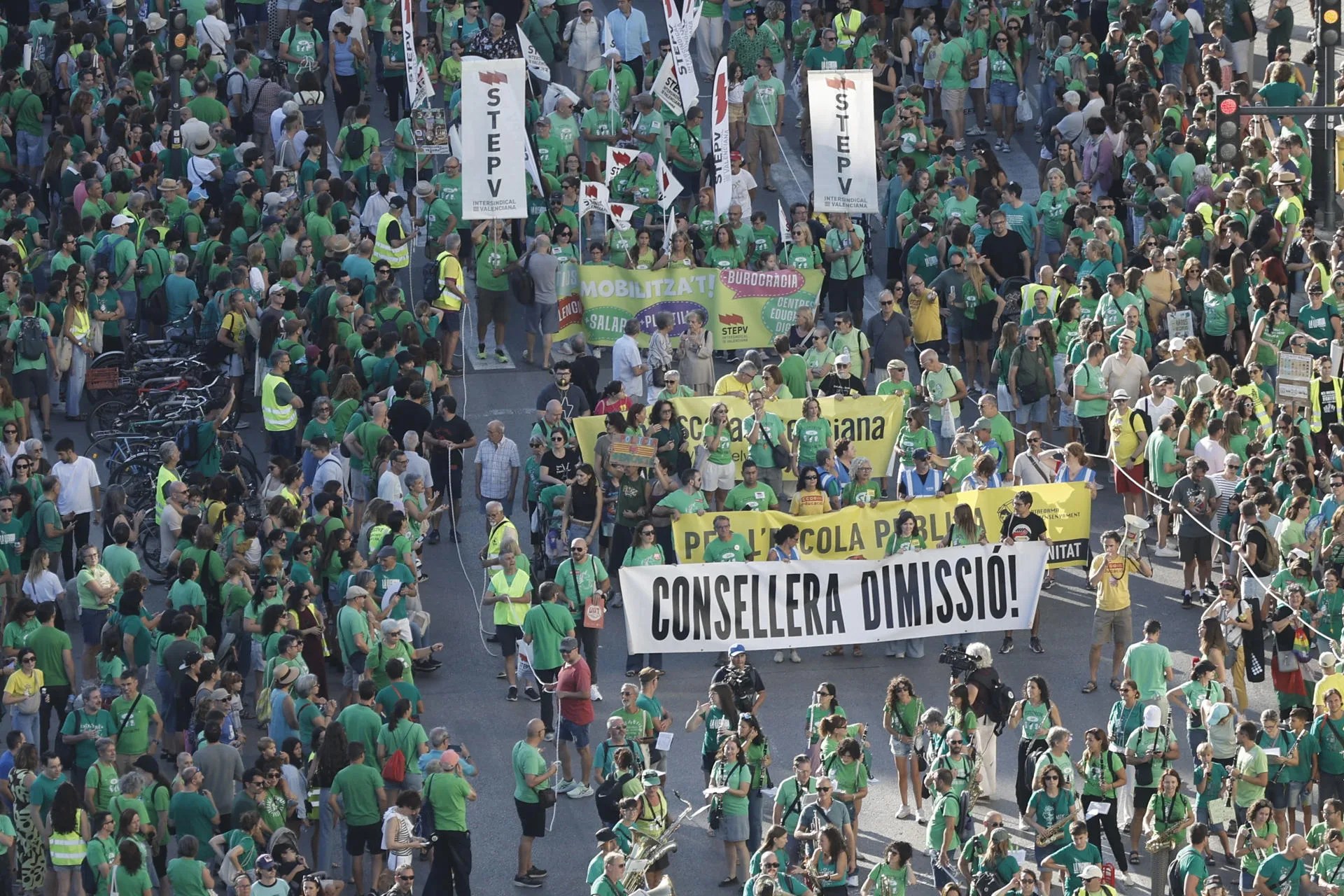 Momento de la manifestación convocada por la Plataforma per l'Ensenyament Públic este sábado en València. EFE/Kai Försterling