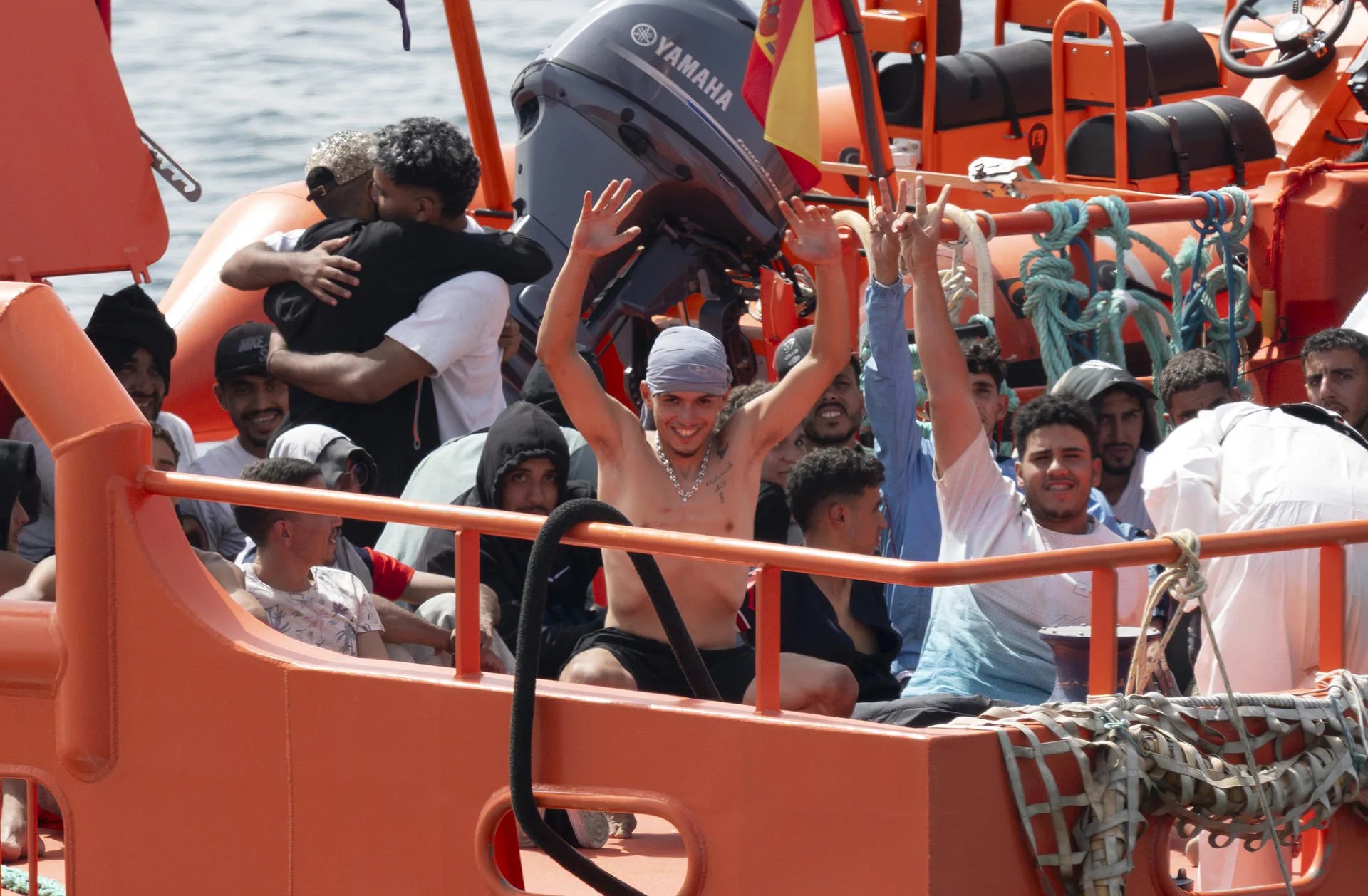 La Guardamar Urania ha rescatado este martes a 38 inmigrantes de origen magrebí, entre ellos tres mujeres y dos menores, que viajaban en una patera localizada al este de la isla de La Graciosa y los ha trasladado a Lanzarote. EFE/Adriel Perdomo